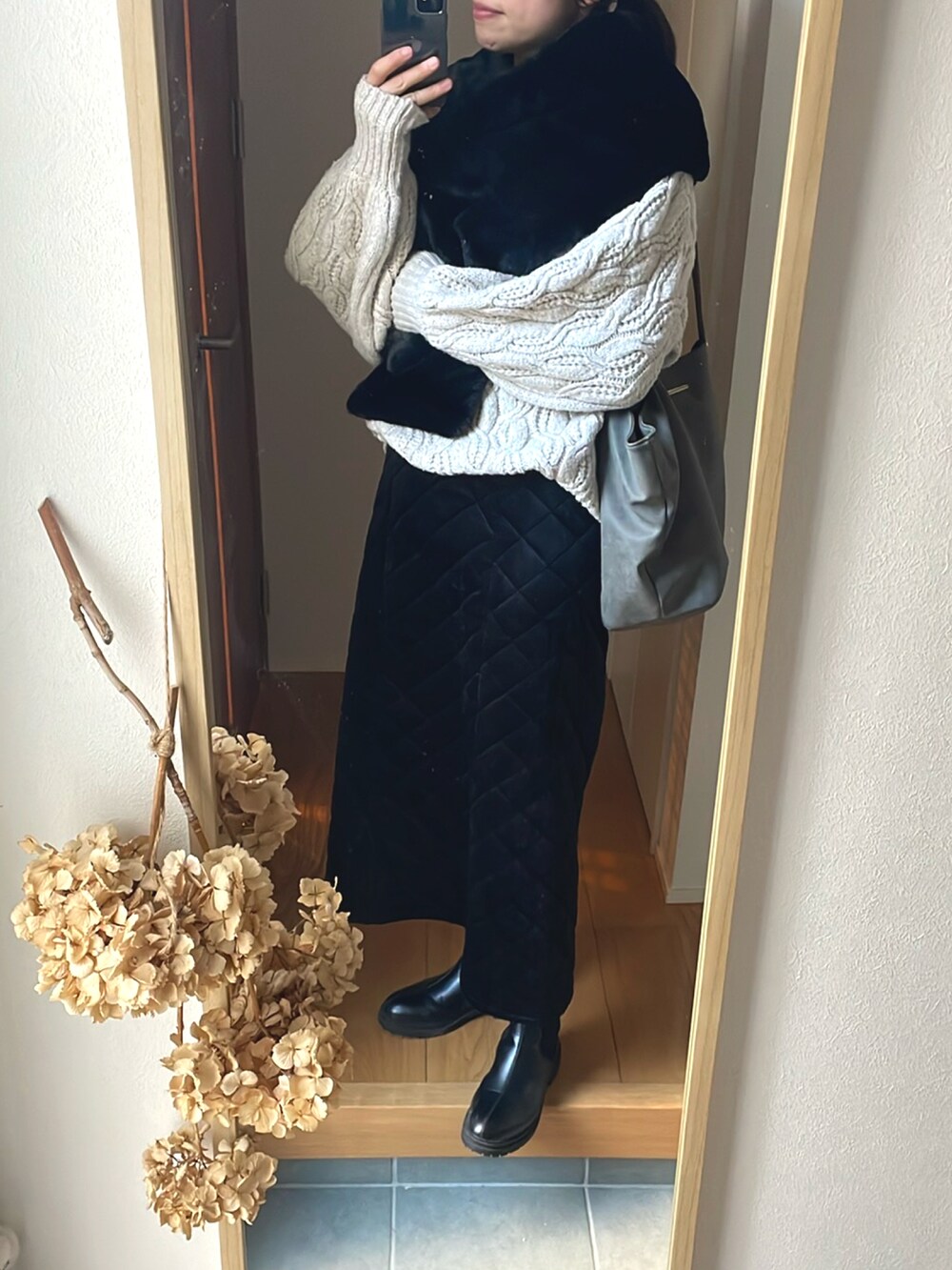 「ロングコート、ダウンコート、高身長女子、きれいめカジュアル、雪、ジャストサイズ、ゴアブーツ、キルトスカート」｜「しまむらのアイテム（ブーツ、ブラック系）」を使った、KENIIさん（レディース・167cm）の冬コーディネートの3枚目の写真