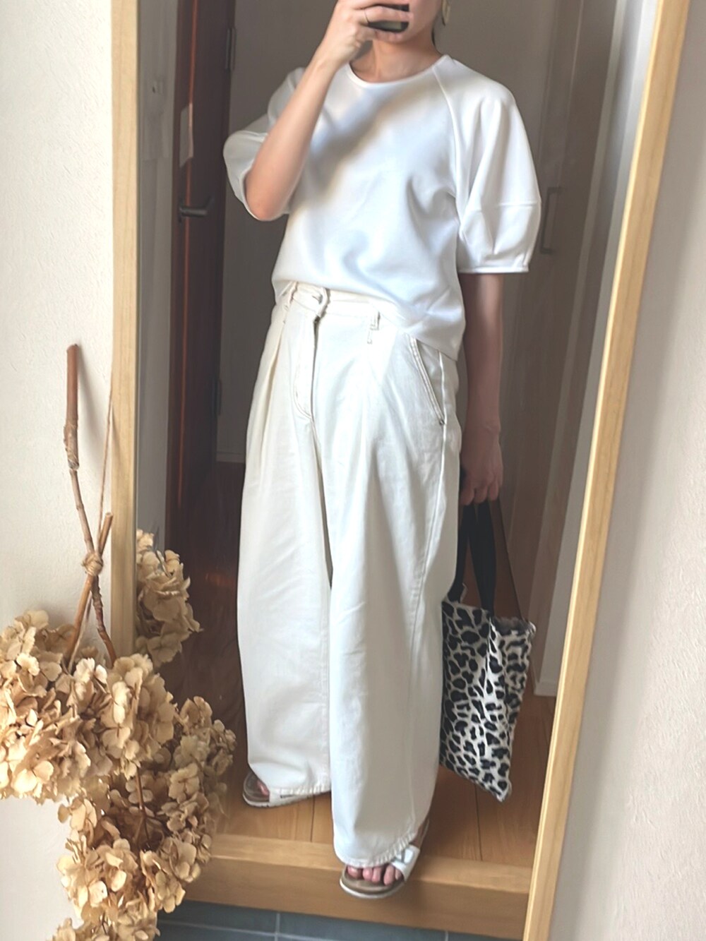 「オトナカジュアル、夏服、楽ちんコーデ、ダル着、レオパード、ホワイトデニム、オールホワイト、ビルケンシュトック、高身長女子、高身長コーデ、夏セールで買いました」｜「しまむらのアイテム（トートバッグ、その他）」を使った、KENIIさん（レディース・167cm）の夏コーディネートの4枚目の写真