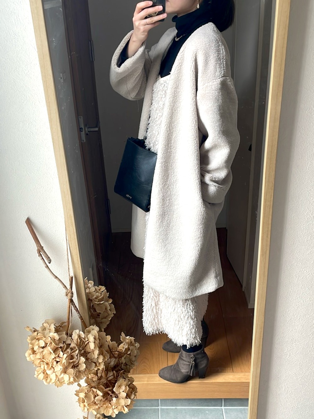 「春ファッション、きれいめカジュアル、フリンジワンピース、フェザー、レイヤードスタイル、着回しコーデ、オーバーサイズ、ロングワンピース、淡色コーデ、高身長女子、高身長コーデ」｜「GUのボアガウンコート（ノーカラージャケット、ベージュ系）」を使った、KENIIさん（レディース・167cm）の春コーディネートの2枚目の写真