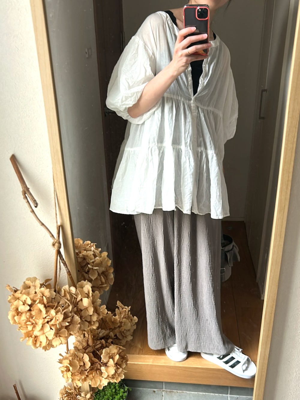 「淡色コーデ、プリーツパンツ、シースルートップス、サンダルに靴下、着回しコーデ、キレイめカジュアル、シアートップス、高身長女子、高身長コーデ、ゆるコーデ」｜「しまむらのアイテム（パンツ、グレー系）」を使った、KENIIさん（レディース・167cm）の春コーディネートの3枚目の写真