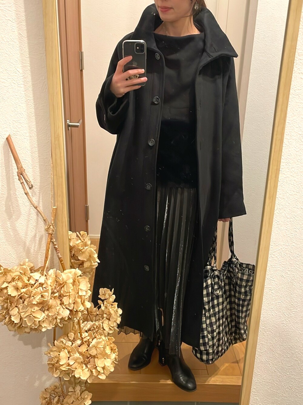 「大人カジュアル、プリーツスカート、プチプラ、ロングスカート、オーバーサイズ、ロングコート、ブラック、ブラックコーデ、チエック、トートバッグ、ギンガムチェック、高身長女子、高身長コーデ」｜「myuの胸下切り替えファートップス（スウェット、ブラック系）」を使った、KENIIさん（レディース・167cm）の冬コーディネートの2枚目の写真