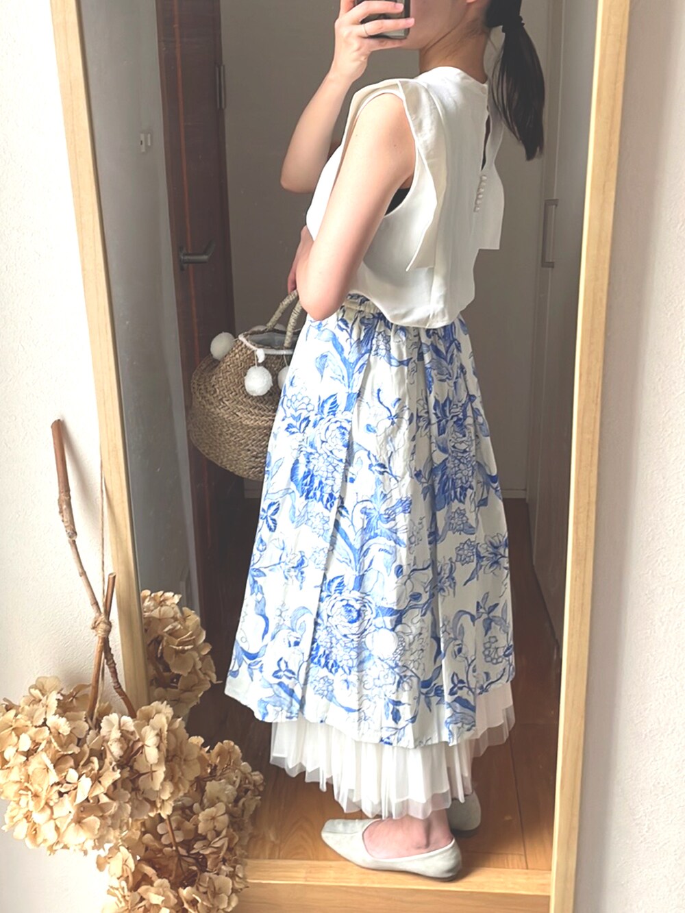 ホワイト系のシャツ/ブラウス、ブルー系のスカート、ホワイト系のシューズを着用したレディースの夏コーディネートの2枚目の写真