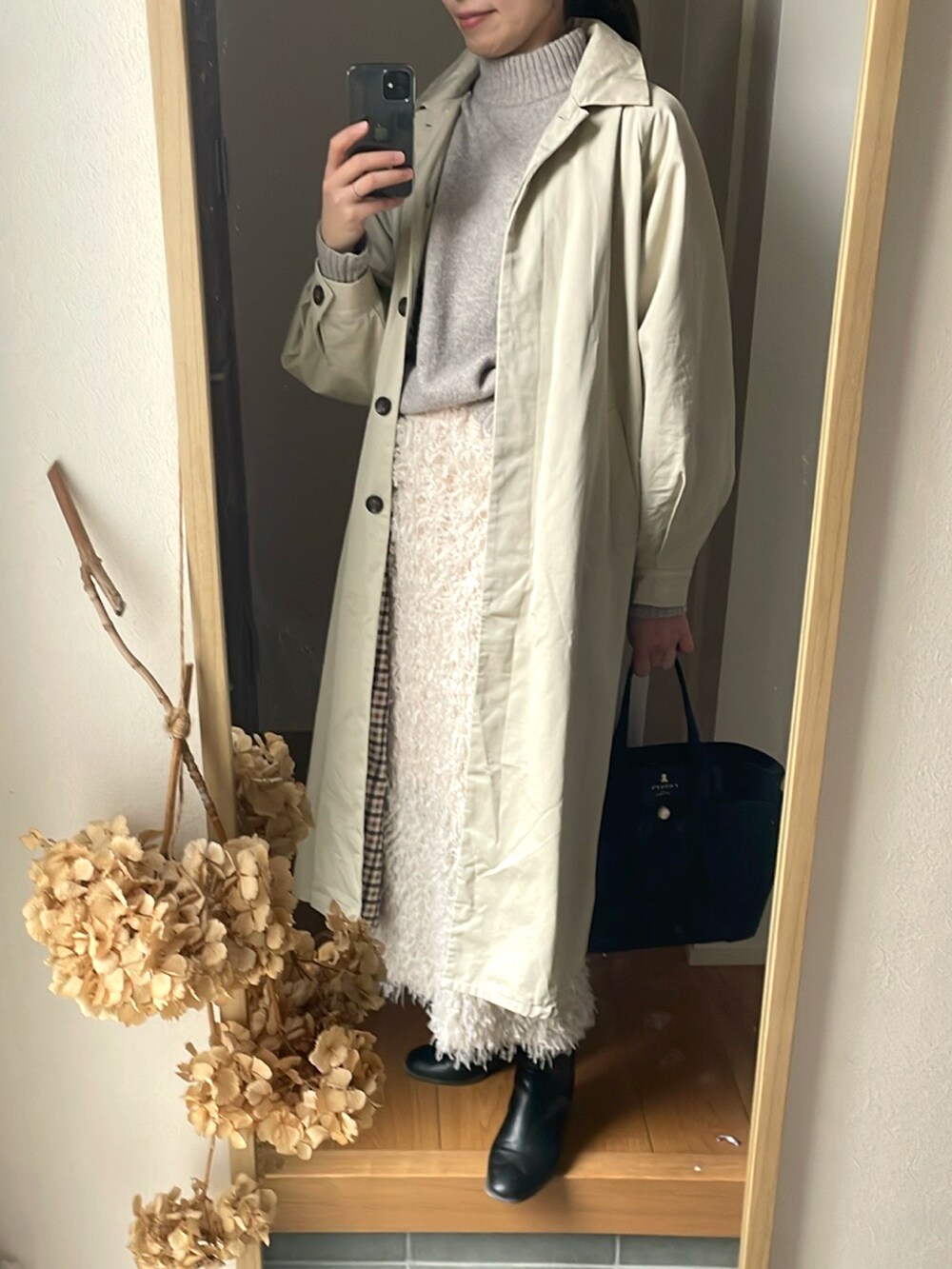 「春ファッション、オトナカジュアル、きれいめカジュアル、フェザースカート、フリンジ、着回しコーデ、トレンチコート、お仕事コーデ、ベージュコーデ、淡色女子、高身長女子、高身長コーデ」｜「LANVIN en Bleuのジュール トートバッグ（トートバッグ、ブラック系）」を使った、KENIIさん（レディース・167cm）の春コーディネートの2枚目の写真