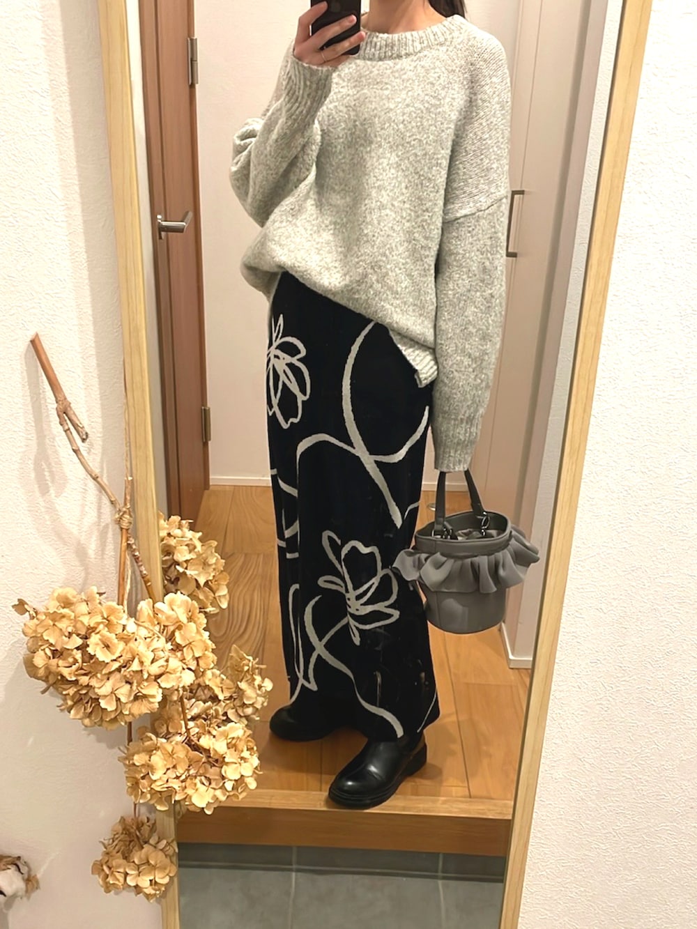「オーバーサイズ、きれいめカジュアル、カジュアルコーデ、ニットスカート、高身長女子、高身長コーデ、ボンディング、プチプラ、今日のコーデ」｜「しまむらのアイテム（バッグ、グレー系）」を使った、KENIIさん（レディース・167cm）の冬コーディネートの3枚目の写真
