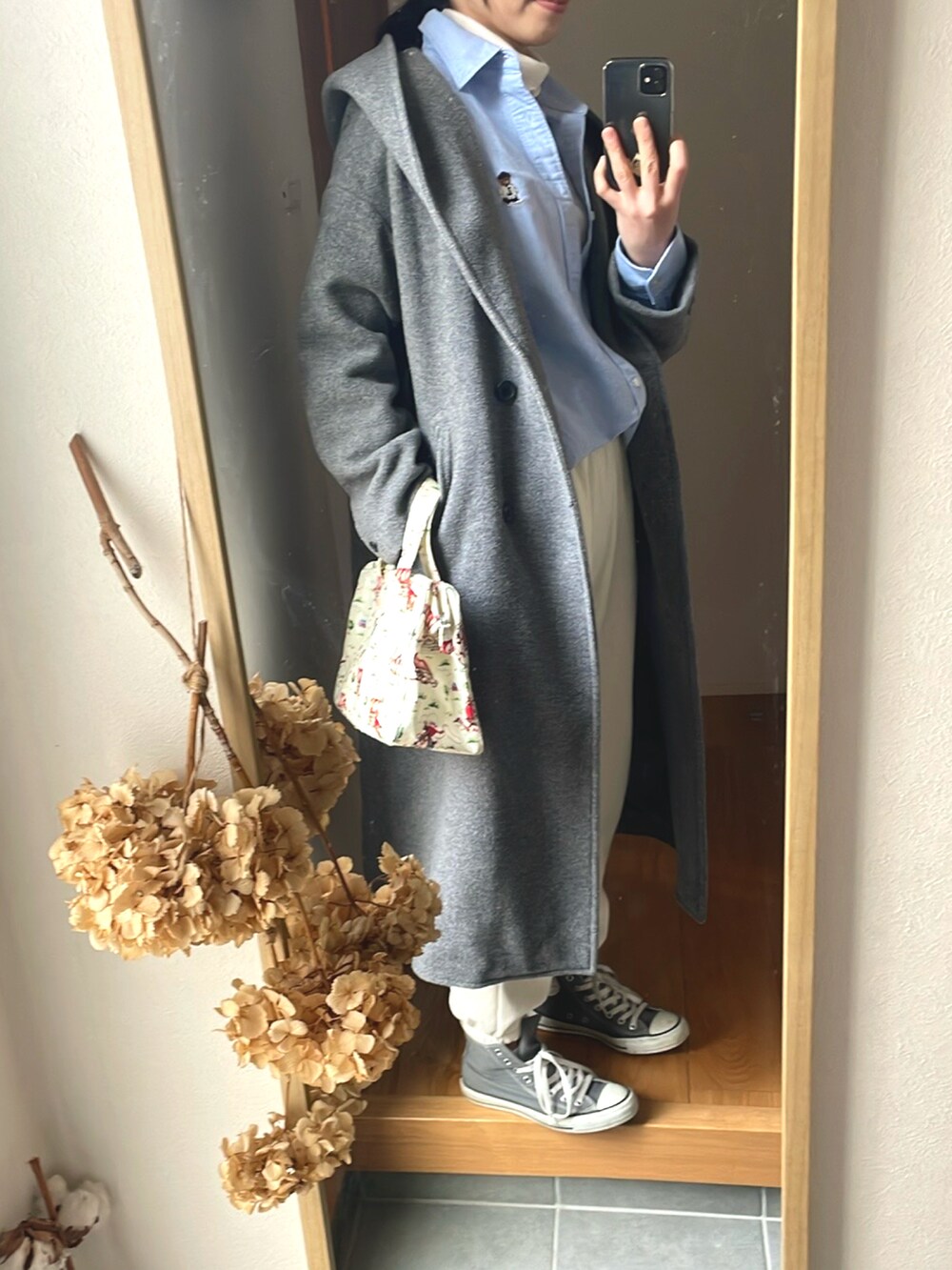 「シンプルコーデ、春のおしゃ見えテクニック、高身長コーデ、高身長女子、オーバーサイズ、春、春色、コーデュロイパンツ、ハイカットスニーカー、きれいめカジュアル、グレー×ホワイト」｜「CONVERSEの【CONVERSE】ALLSTAR HI（スニーカー、グレー系）」を使った、KENIIさん（レディース・167cm）の春コーディネートの2枚目の写真