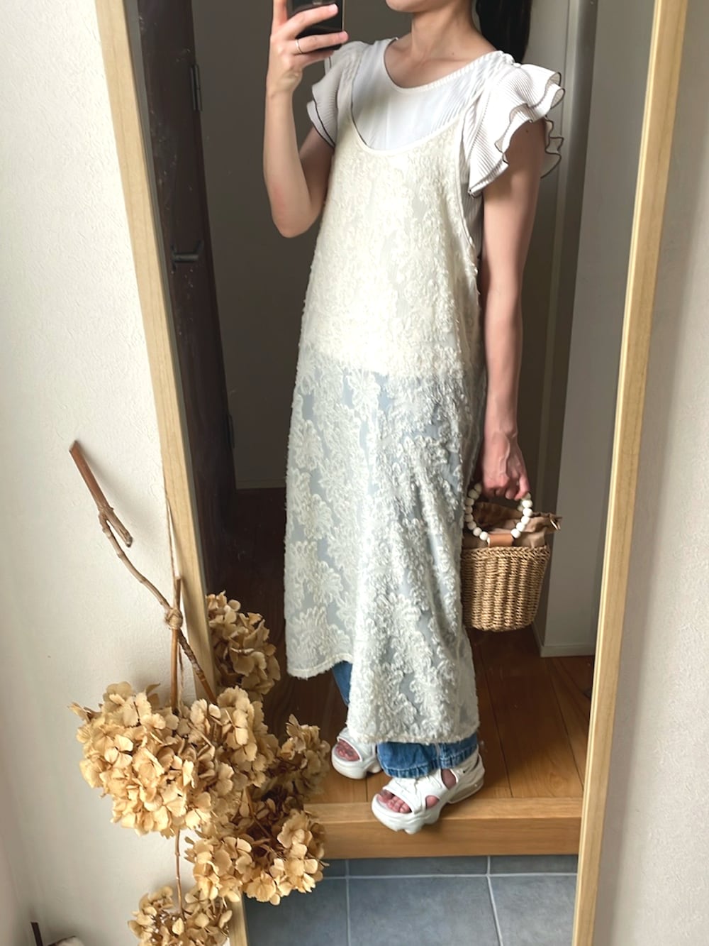 「レイヤードスタイル、プチプラ、キャミワンピ、夏ファッション、オトナカジュアル、厚底サンダル、高身長女子、高身長コーデ、着回しコーデ、カジュアルガーリー」｜「esicaのアイテム（かごバッグ、ベージュ系）」を使った、KENIIさん（レディース・167cm）の夏コーディネートの2枚目の写真