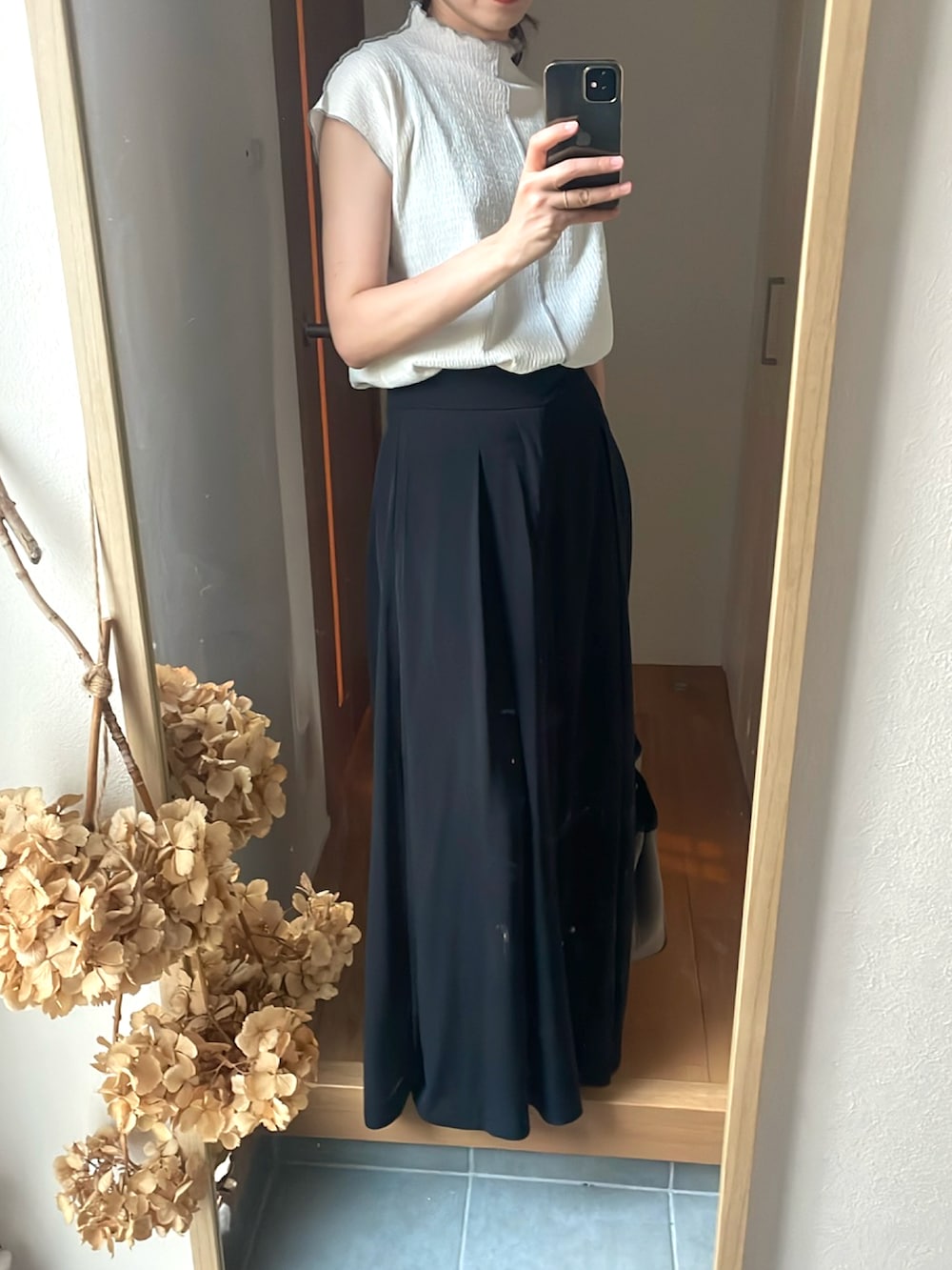 「秋服準備はじめました、ワイドパンツ、ワイドタックパンツ、esica、大人カジュアル、きれいめカジュアル、シアートップス、高身長コーデ、高身長女子、オフィススタイル、きれいめコーデ、ブラック×ホワイト」｜「select MOCAのセンターラインメローカットソー（Tシャツ/カットソー、ホワイト系）」を使った、KENIIさん（レディース・167cm）の秋コーディネートの3枚目の写真