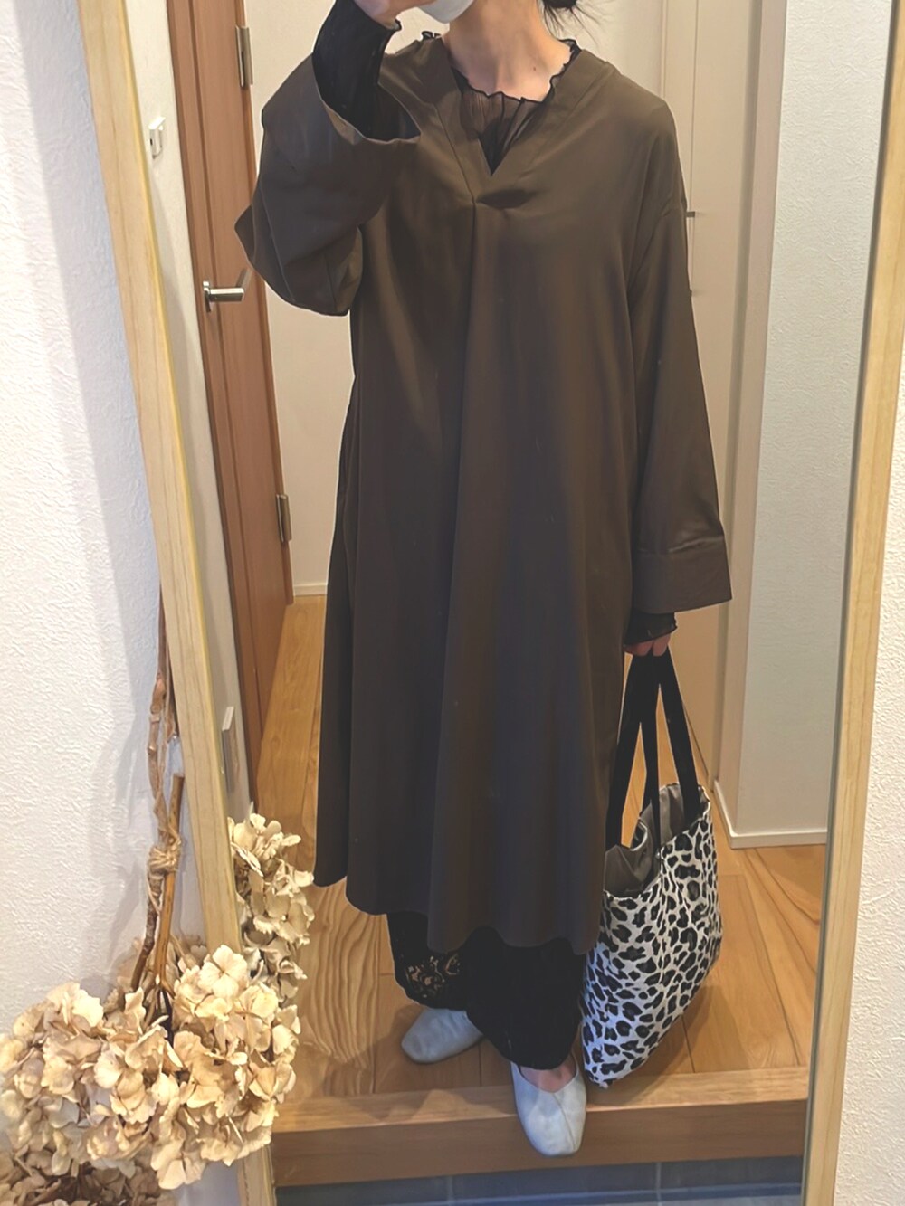 その他のトートバッグ、ホワイト系のシューズ、ブラウン系のワンピース/ドレスを着用したレディースの秋コーディネートの2枚目の写真