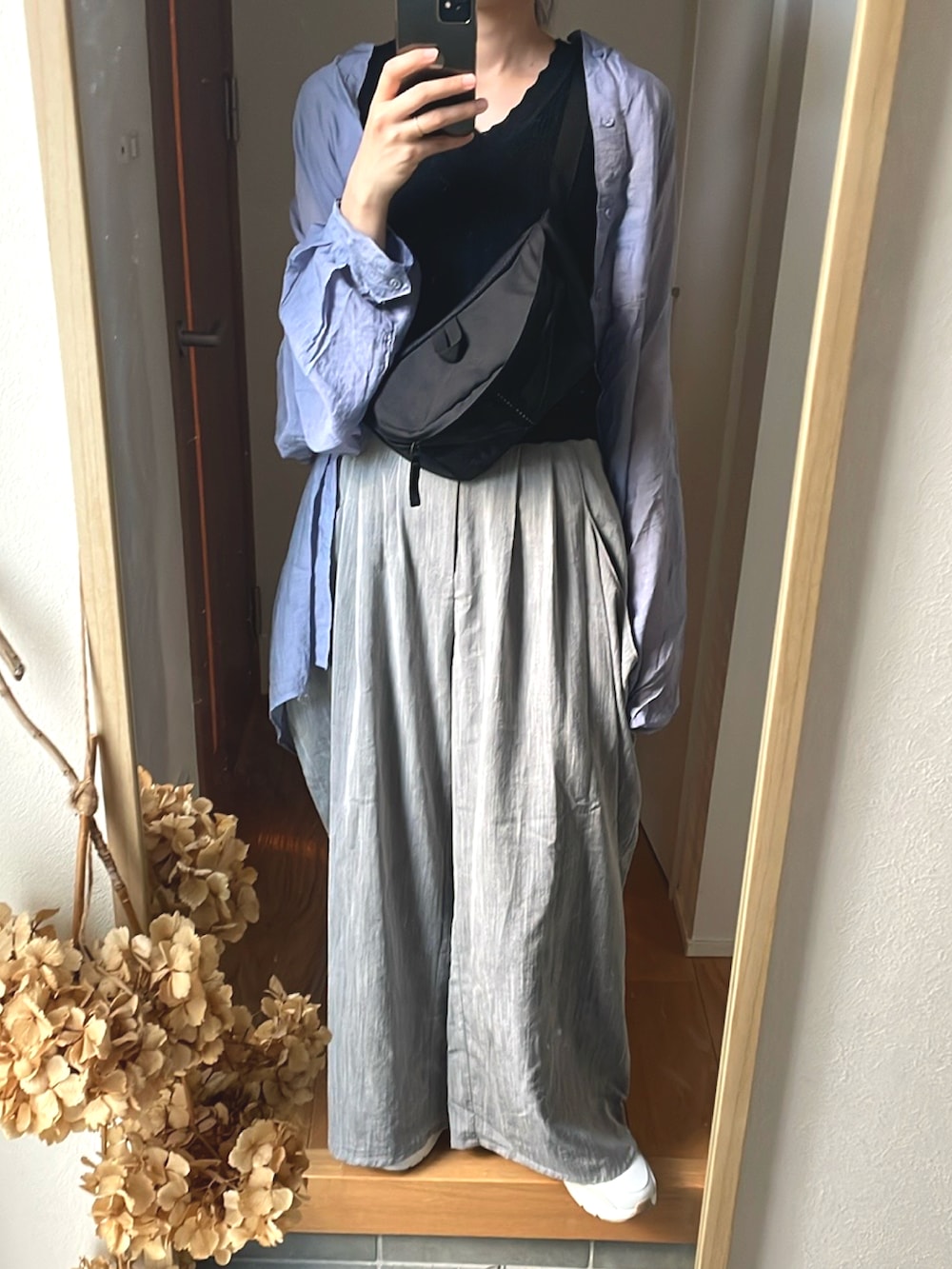 「スポーツミックス、厚底シューズ、NIKE AIR MAX、ナイキスニーカー、ワイドパンツ、シースルー、秋服コーデ、カジュアルコーデ、着回しコーデ、パンツスタイル、キレイめカジュアル、高身長女子、高身長コーデ、ラフコーデ、adidas」｜「select MOCAの2022 SS シアーポプリンブザム切替えバンドカラーブラウス（シャツ/ブラウス、パープル系）」を使った、KENIIさん（レディース・167cm）の秋コーディネートの2枚目の写真