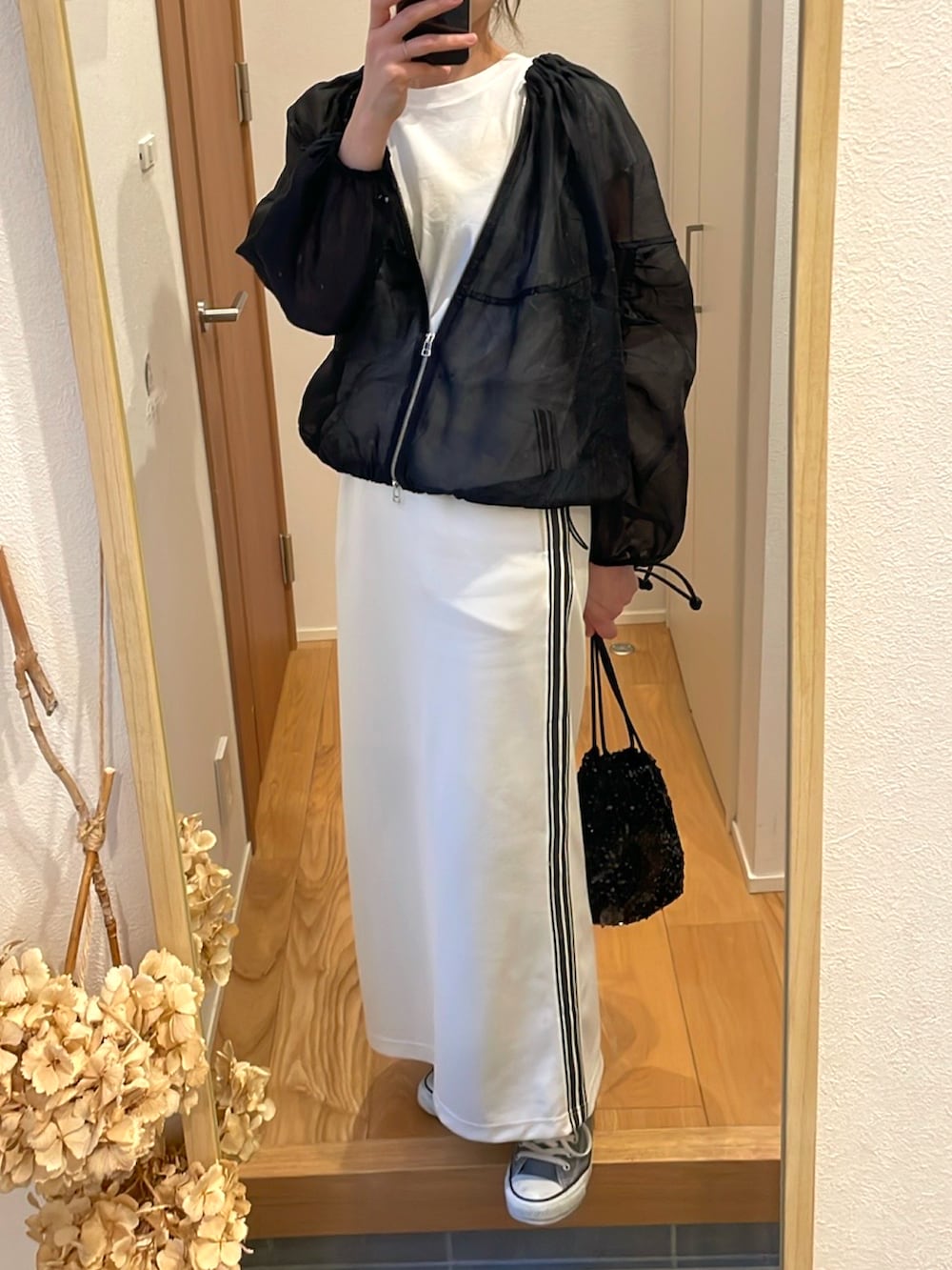 「春ファッション、オトナ女子、モノトーン、キレイめカジュアル、高身長女子、ロングスカート、キレイめ、ラフコーデ、スポーツミックス、高身長コーデ」｜「aristellaのアイテム（バッグ、ブラック系）」を使った、KENIIさん（レディース・167cm）の春コーディネートの2枚目の写真