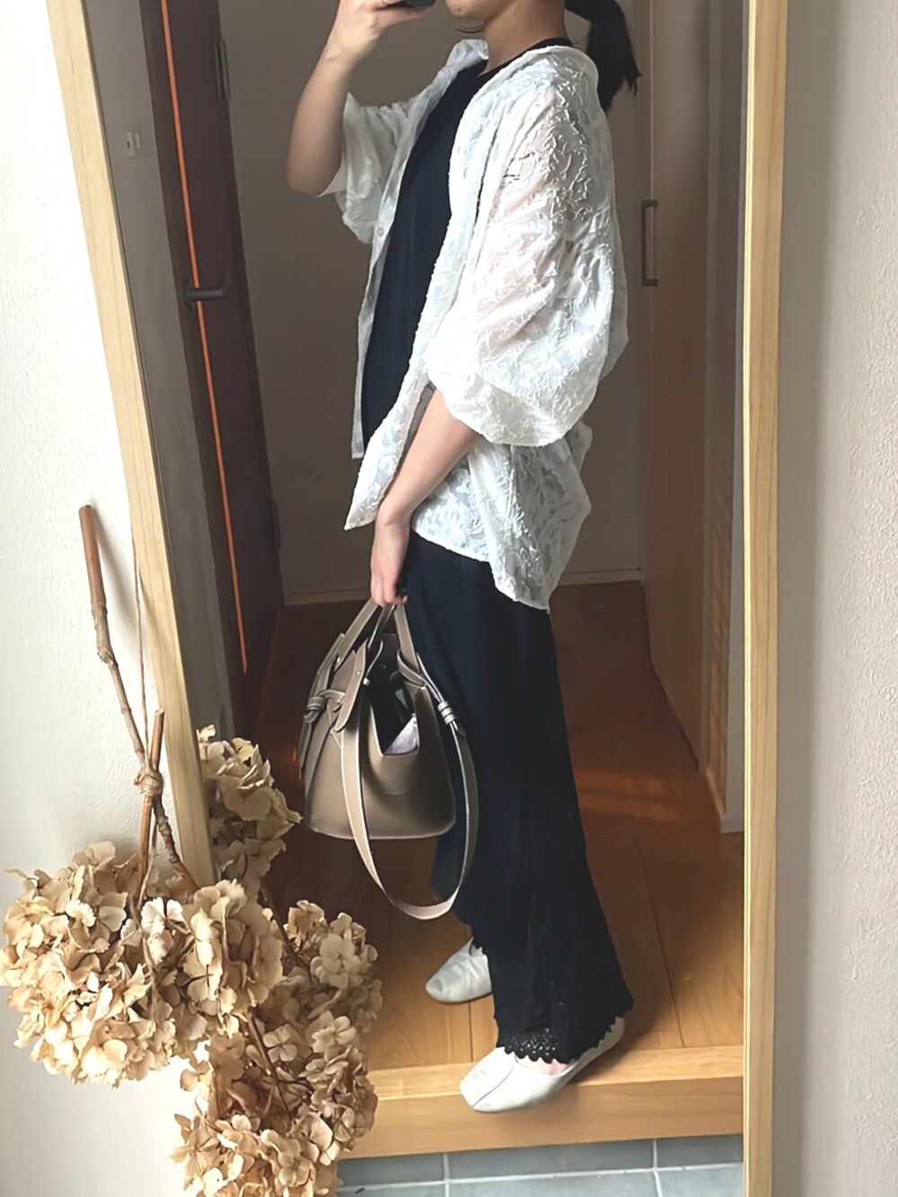 「初夏コーデ、このスタイルがお気に入り、高身長女子、高身長コーデ、キレイめコーデ、きれいめカジュアル、レイヤードスタイル、レースパンツ、ブラック×ホワイト、ホワイト×ブラック、シアーシャツ」｜「しまむらの523-2801（ワンピース/ドレス、ブラック系）」を使った、KENIIさん（レディース・167cm）の夏コーディネートの2枚目の写真