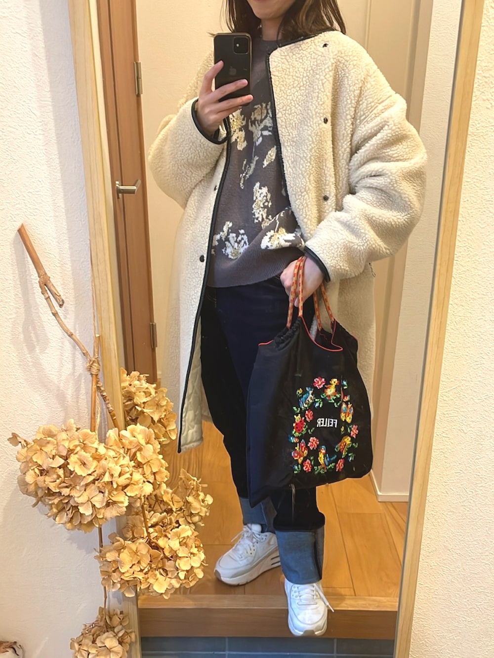 「ボアコート、オーバーサイズ、高身長女子、高身長コーデ、FEILER、厚底シューズ、デニムパンツ」｜「Ball&Chainのアイテム（バッグ、ブラック系）」を使った、KENIIさん（レディース・167cm）の冬コーディネートの2枚目の写真