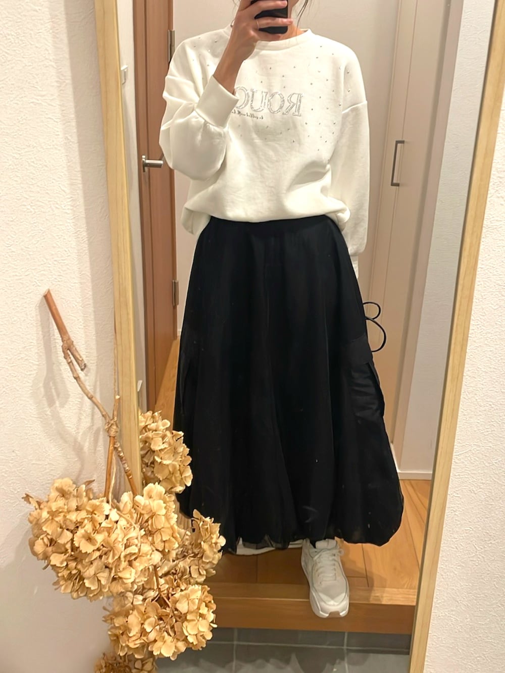 「スポーツミックス、厚底スニーカー、バルーンスカート、ゆるコーデ、モノトーン、モノトーンコーデ、スウェット、きれいめカジュアル、スパンコールバック、スニーカーコーデ、高身長女子、高身長コーデ、キレイめスウェット」｜「しまむらのアイテム（スカート、ブラック系）」を使った、KENIIさん（レディース・167cm）の秋コーディネートの4枚目の写真