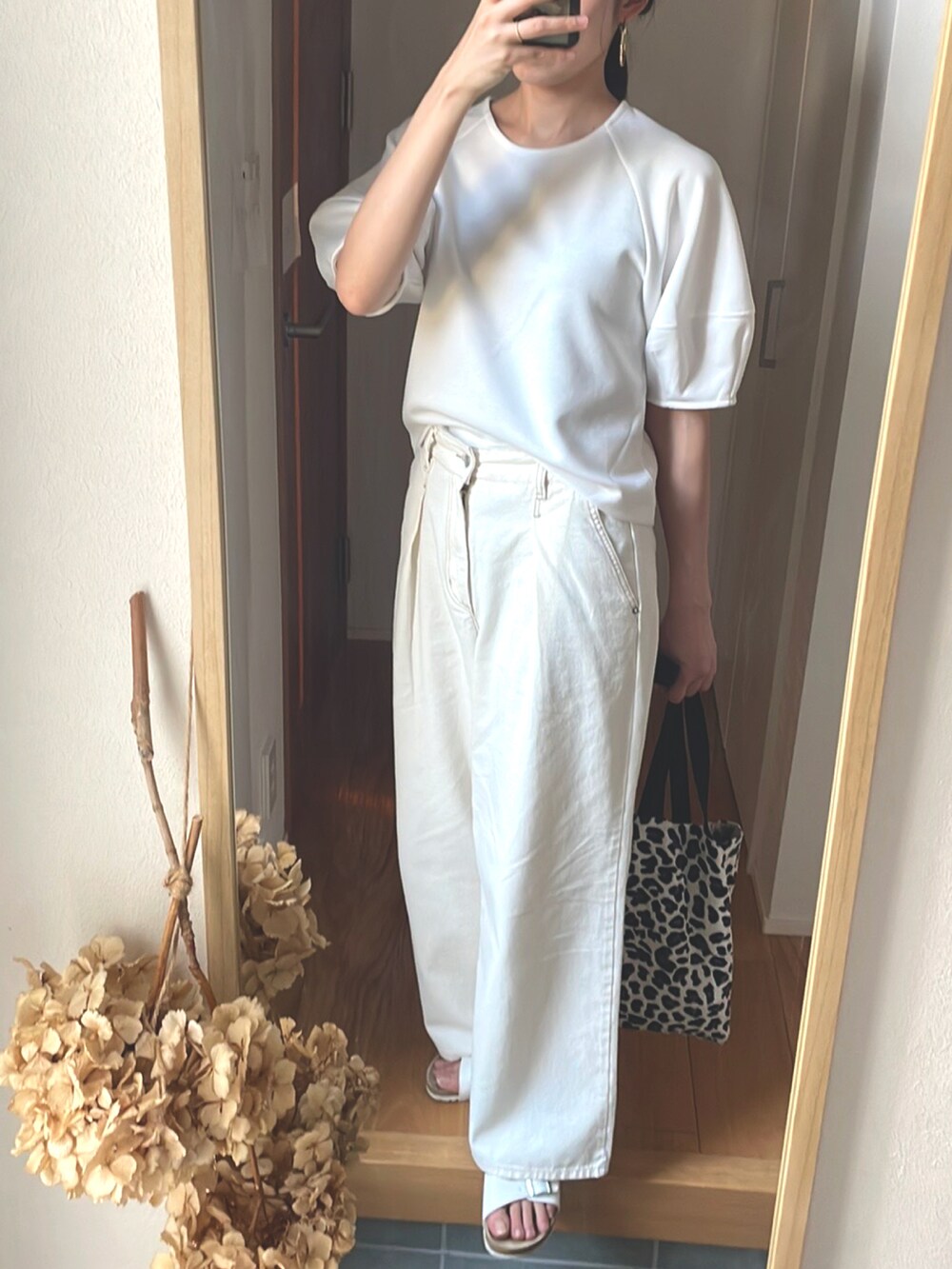 「オトナカジュアル、夏服、楽ちんコーデ、ダル着、レオパード、ホワイトデニム、オールホワイト、ビルケンシュトック、高身長女子、高身長コーデ、夏セールで買いました」｜「しまむらのアイテム（トートバッグ、その他）」を使った、KENIIさん（レディース・167cm）の夏コーディネートの2枚目の写真