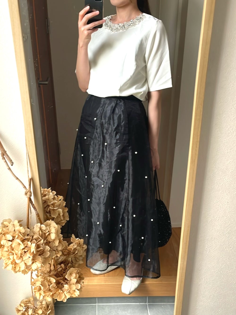 「モノトーン、プチプラ、シフォンスカート、パール付きスカート、ビジュー、夏服、ホワイト×ブラック、高身長女子、高身長コーデ、スパンコールバック」｜「&. NOSTALGIAのアイテム（Tシャツ/カットソー、ホワイト系）」を使った、KENIIさん（レディース・167cm）の夏コーディネートの2枚目の写真