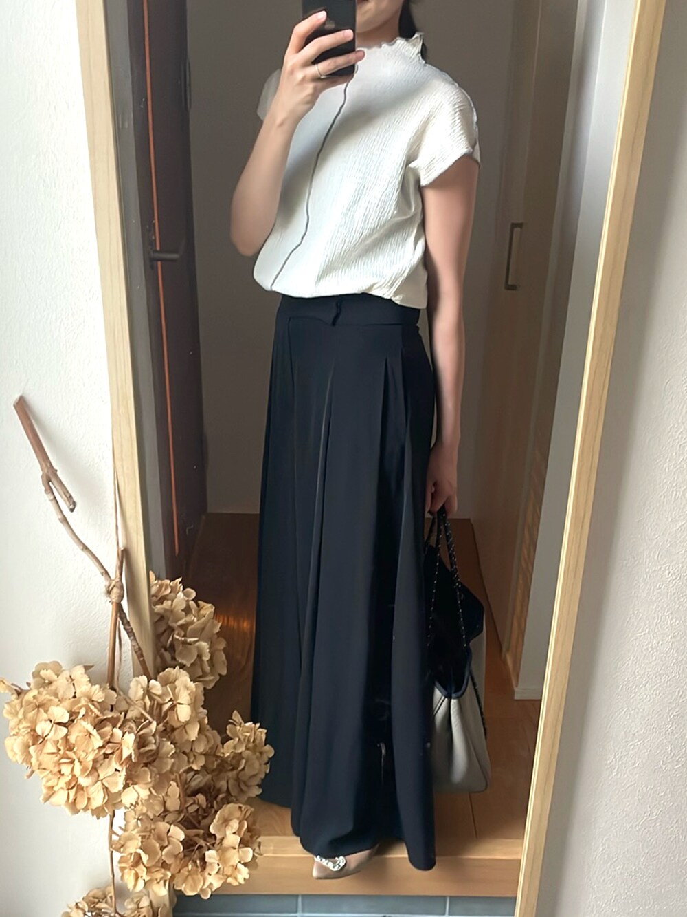 「秋服準備はじめました、ワイドパンツ、ワイドタックパンツ、esica、大人カジュアル、きれいめカジュアル、シアートップス、高身長コーデ、高身長女子、オフィススタイル、きれいめコーデ、ブラック×ホワイト」｜「select MOCAのセンターラインメローカットソー（Tシャツ/カットソー、ホワイト系）」を使った、KENIIさん（レディース・167cm）の秋コーディネートの2枚目の写真