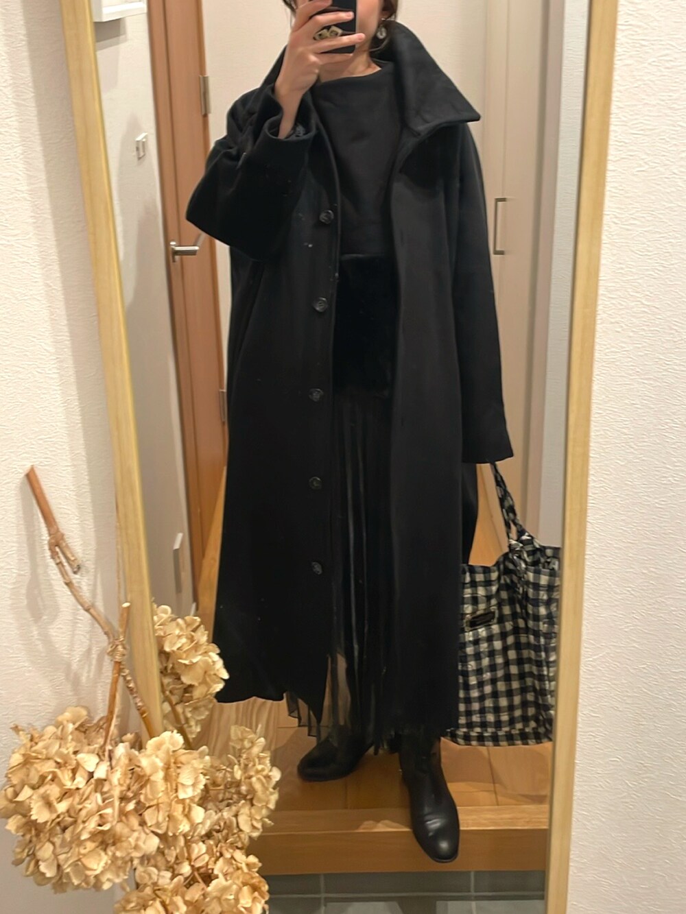 「大人カジュアル、プリーツスカート、プチプラ、ロングスカート、オーバーサイズ、ロングコート、ブラック、ブラックコーデ、チエック、トートバッグ、ギンガムチェック、高身長女子、高身長コーデ」｜「myuの胸下切り替えファートップス（スウェット、ブラック系）」を使った、KENIIさん（レディース・167cm）の冬コーディネートの3枚目の写真