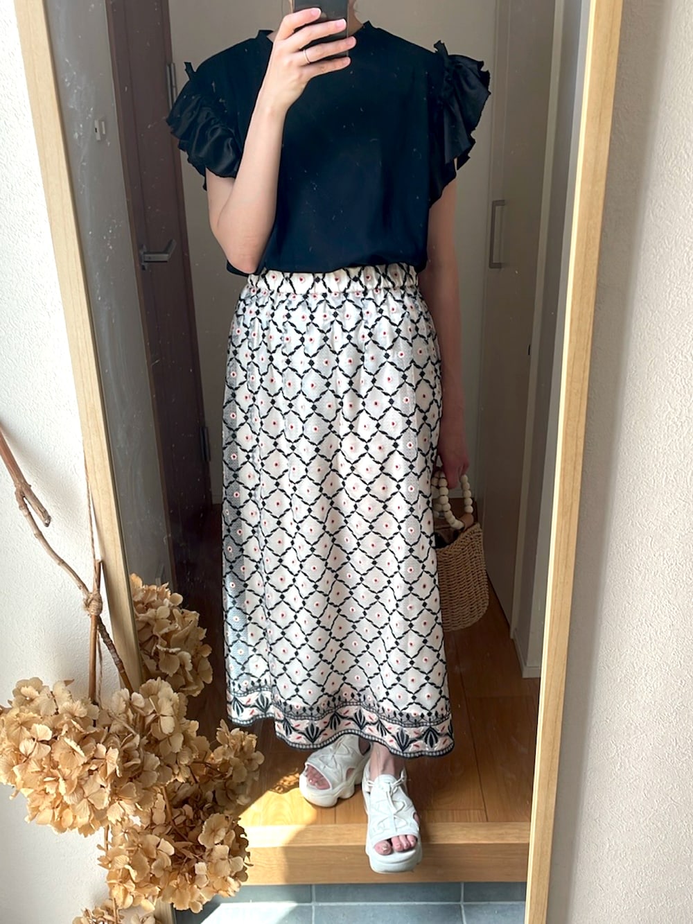 「きれいめカジュアル、ロングスカート、厚底サンダル、かごバッグ、夏服、スポーツミックス、高身長女子、高身長コーデ、タイトスカート、柄スカート、レース、チュールスカート」｜「Myuのアイテム（Tシャツ/カットソー、ブラック系）」を使った、KENIIさん（レディース・167cm）の夏コーディネートの2枚目の写真
