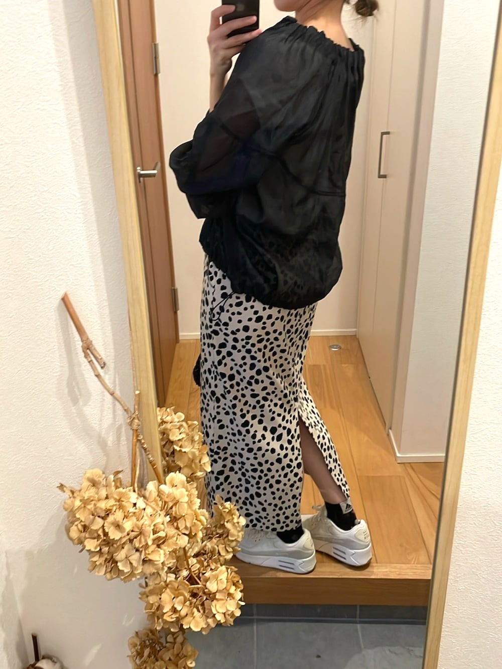 「シンプルスタイル、モノトーンコーデ、モノトーン、アイラインスカート、厚底シューズ、厚底スニーカー、ナイキエアマックス、ダルメシアン柄、シースルー、オトナカワイイ、プチプラ、きれいめカジュアル、大人女子、高身長女子、高身長コーデ」｜「しまむらのアイテム（Tシャツ/カットソー、ホワイト系）」を使った、KENIIさん（レディース・167cm）の秋コーディネートの4枚目の写真