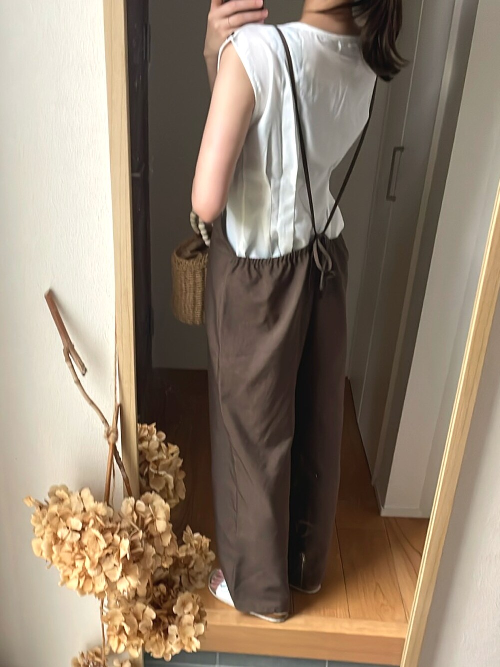 「きれいめカジュアル、シンプルスタイル、ホワイト×ブラウン、サロペット、着回しコーデ、オーバーサイズ、ゆったりコーデ、ビルケンシュトック、かごバッグ、高身長女子、高身長コーデ」｜「BIRKENSTOCKのBIRKENSTOCK Madrid Birko Flor マドリッド サンダル 40413 40733 40743 40793 レディース（サンダル、ホワイト系）」を使った、KENIIさん（レディース・167cm）の夏コーディネートの3枚目の写真