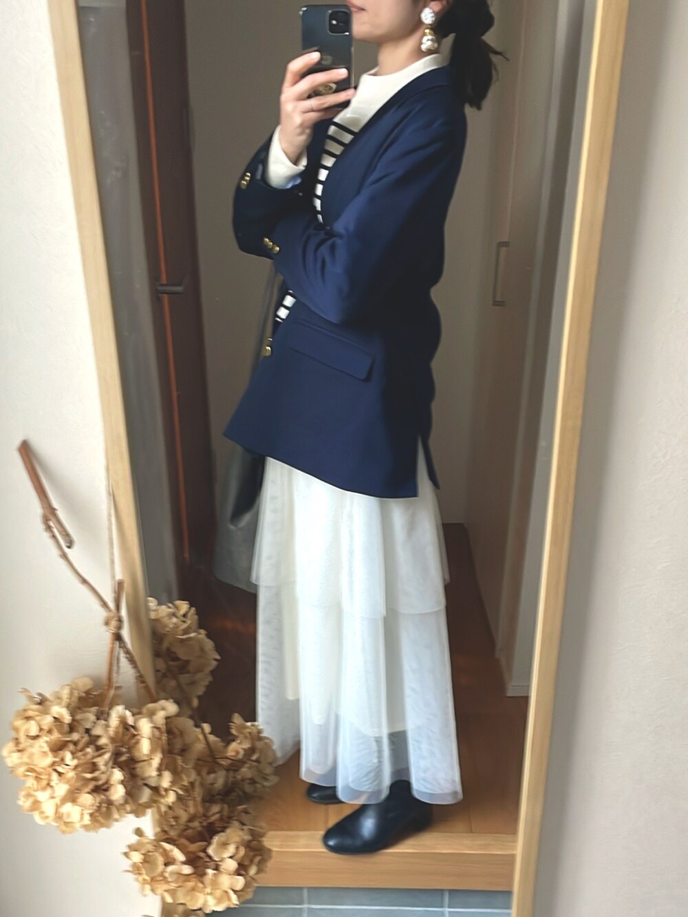 「春色、春服コーデ、ジャケット、シフォンスカート、ネイビー×ホワイト、ボーダー、大人かわいい、きれいめカジュアル、高身長女子、はるコーデ、春先取り、高身長コーデ」｜「Another Editionのアイテム（ニット/セーター、ホワイト系）」を使った、KENIIさん（レディース・167cm）の春コーディネートの4枚目の写真