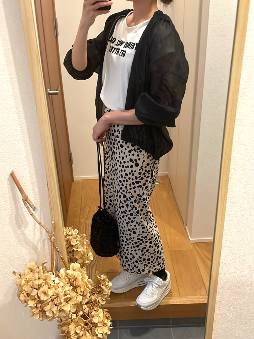 「シンプルスタイル、モノトーンコーデ、モノトーン、アイラインスカート、厚底シューズ、厚底スニーカー、ナイキエアマックス、ダルメシアン柄、シースルー、オトナカワイイ、プチプラ、きれいめカジュアル、大人女子、高身長女子、高身長コーデ」｜「しまむらのアイテム（Tシャツ/カットソー、ホワイト系）」を使った、KENIIさん（レディース・167cm）の秋コーディネートの2枚目の写真