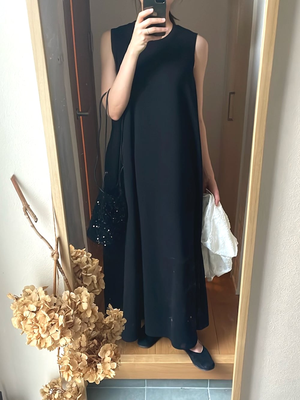 「秋服準備はじめました、レイヤードスタイル、ロングワンピース、キレイめコーデ、きれいめカジュアル、ビッグシルエット、高身長コーデ、高身長女子、モノトーンコーデ、プチプラコーデ、ラクチンコーデ、シャツコーデ、シースルートップス」｜「coca（coca）のアイテム（ワンピース、ブラック系）」を使った、KENIIさん（レディース・167cm）の秋コーディネートの3枚目の写真