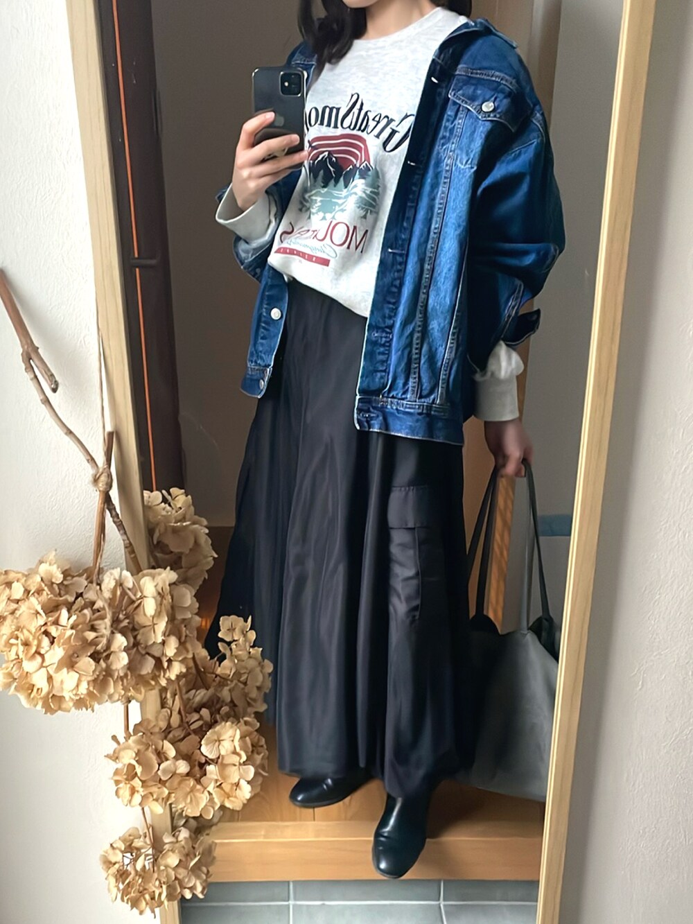 「春カラー、バルーンスカート、シフォンスカート、デニムジャケット、デニム、Gジャン、オーバーサイズ、スウエット、休日スタイル、高身長女子、高身長コーデ、オトナカジュアル」｜「しまむらのアイテム（スウェット、グレー系）」を使った、KENIIさん（レディース・167cm）の冬コーディネートの2枚目の写真