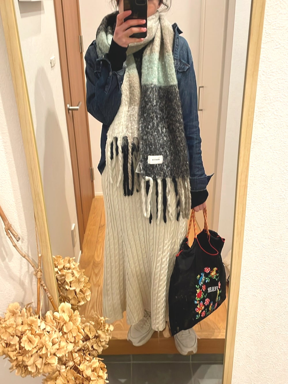 「デニムシャツ、ニットスカート、きれいめカジュアル、厚底シューズ、高身長女子、高身長コーデ、プチプラ、大人かわいい」｜「Ball&Chainのアイテム（バッグ、ブラック系）」を使った、KENIIさん（レディース・167cm）の冬コーディネートの2枚目の写真
