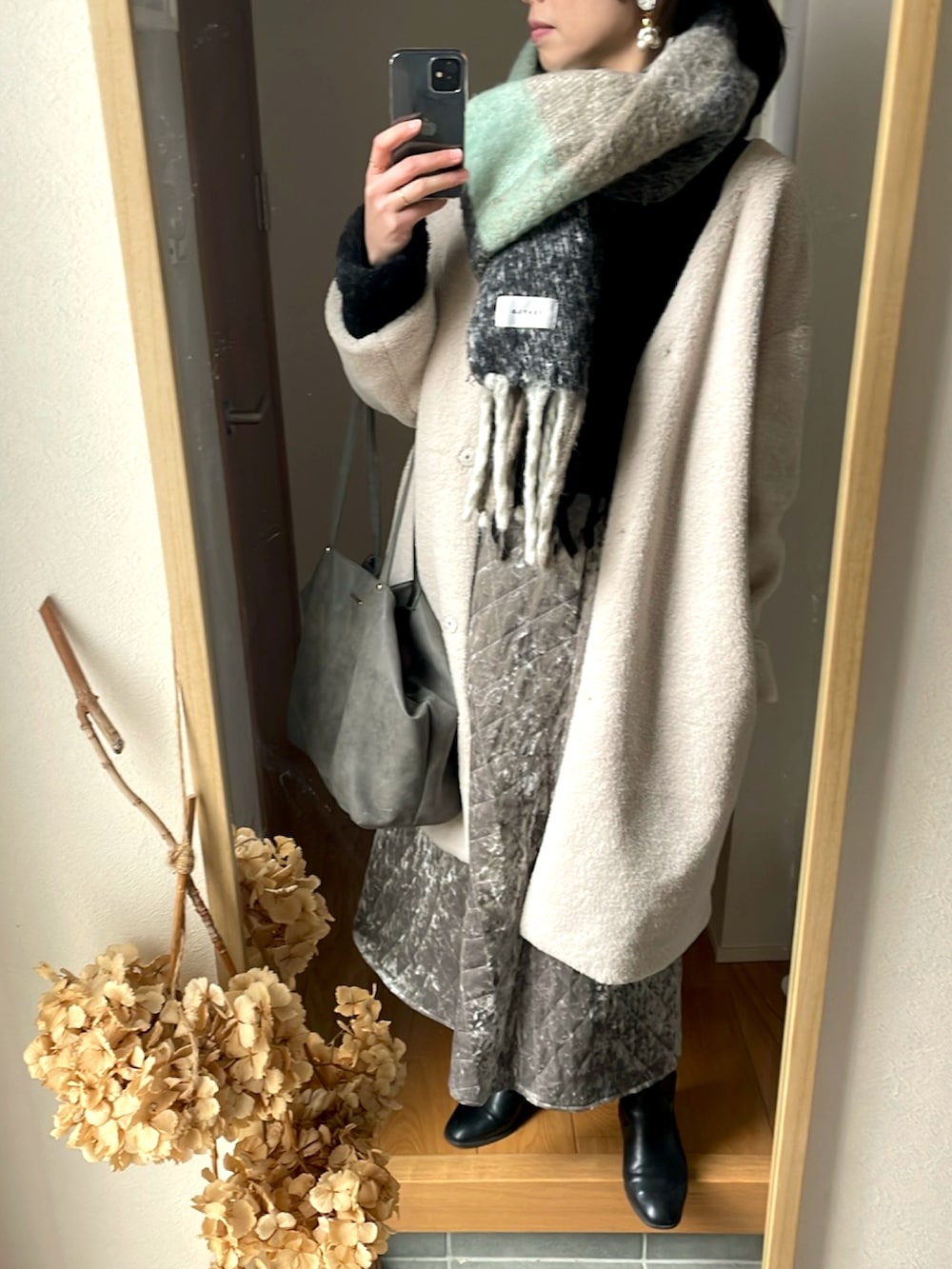 「きれいめカジュアル、オトナ女子、冬のコーデ、ビッグシルエット、高身長コーデ、きれいめコーディネート、プチプラ、あったかコーデ、ファー袖、ZARA」｜「しまむらのアイテム（バッグ、グレー系）」を使った、KENIIさん（レディース・167cm）の冬コーディネートの2枚目の写真