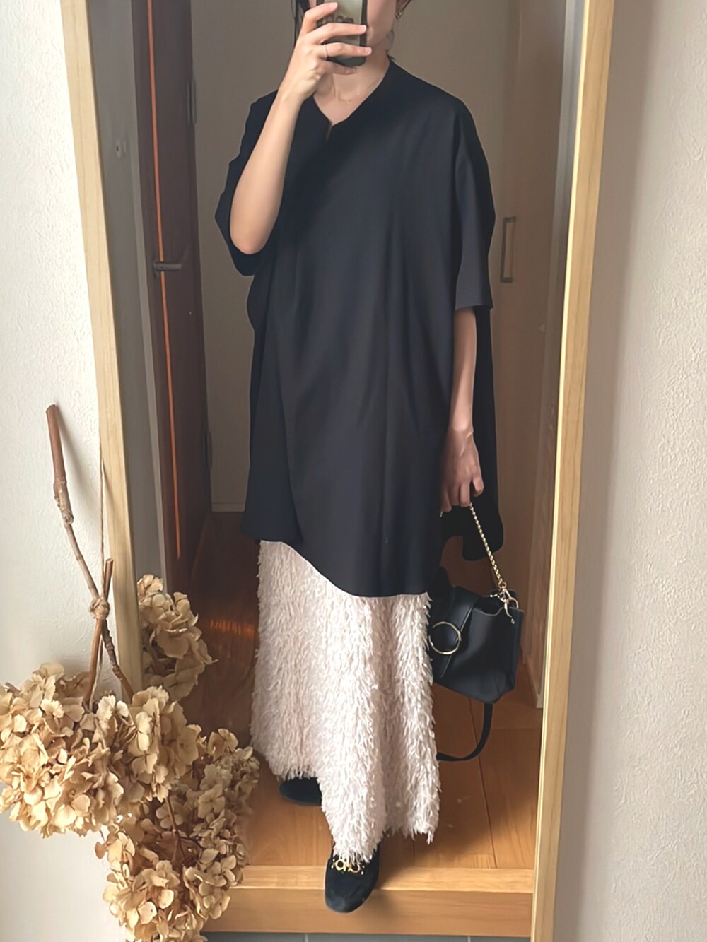 「秋服コーデ、休日コーデ、レイヤードスタイル、ロングワンピース、着回しコーデ、ローファー、ブラック×ホワイト、高身長、高身長女子、ラブラドライト、フープピアス」｜「GRLのアイテム（バッグ、ブラック系）」を使った、KENIIさん（レディース・167cm）の秋コーディネートの2枚目の写真