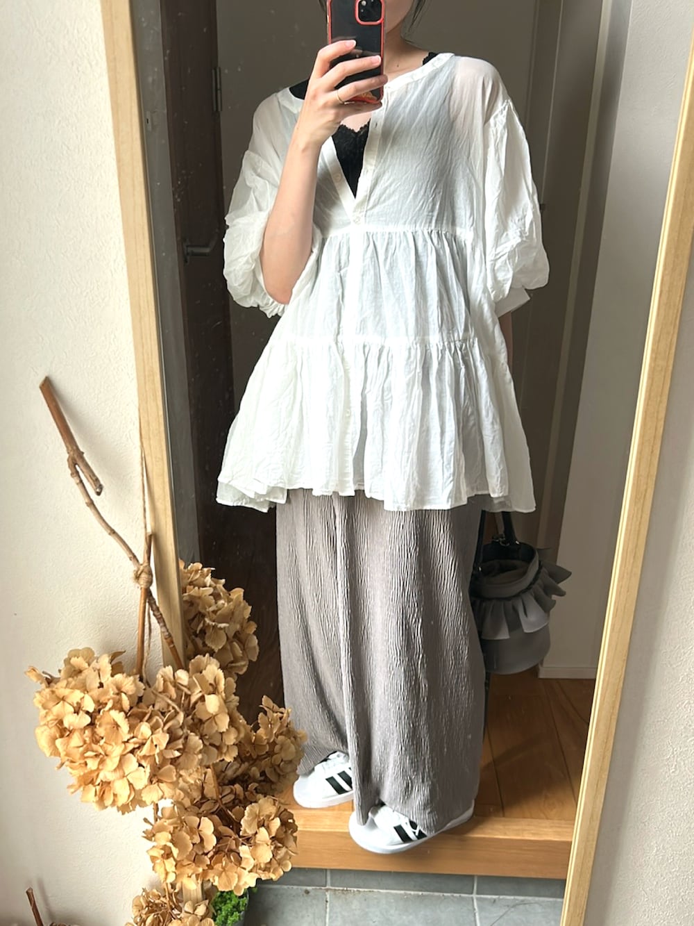 「淡色コーデ、プリーツパンツ、シースルートップス、サンダルに靴下、着回しコーデ、キレイめカジュアル、シアートップス、高身長女子、高身長コーデ、ゆるコーデ」｜「しまむらのアイテム（パンツ、グレー系）」を使った、KENIIさん（レディース・167cm）の春コーディネートの2枚目の写真