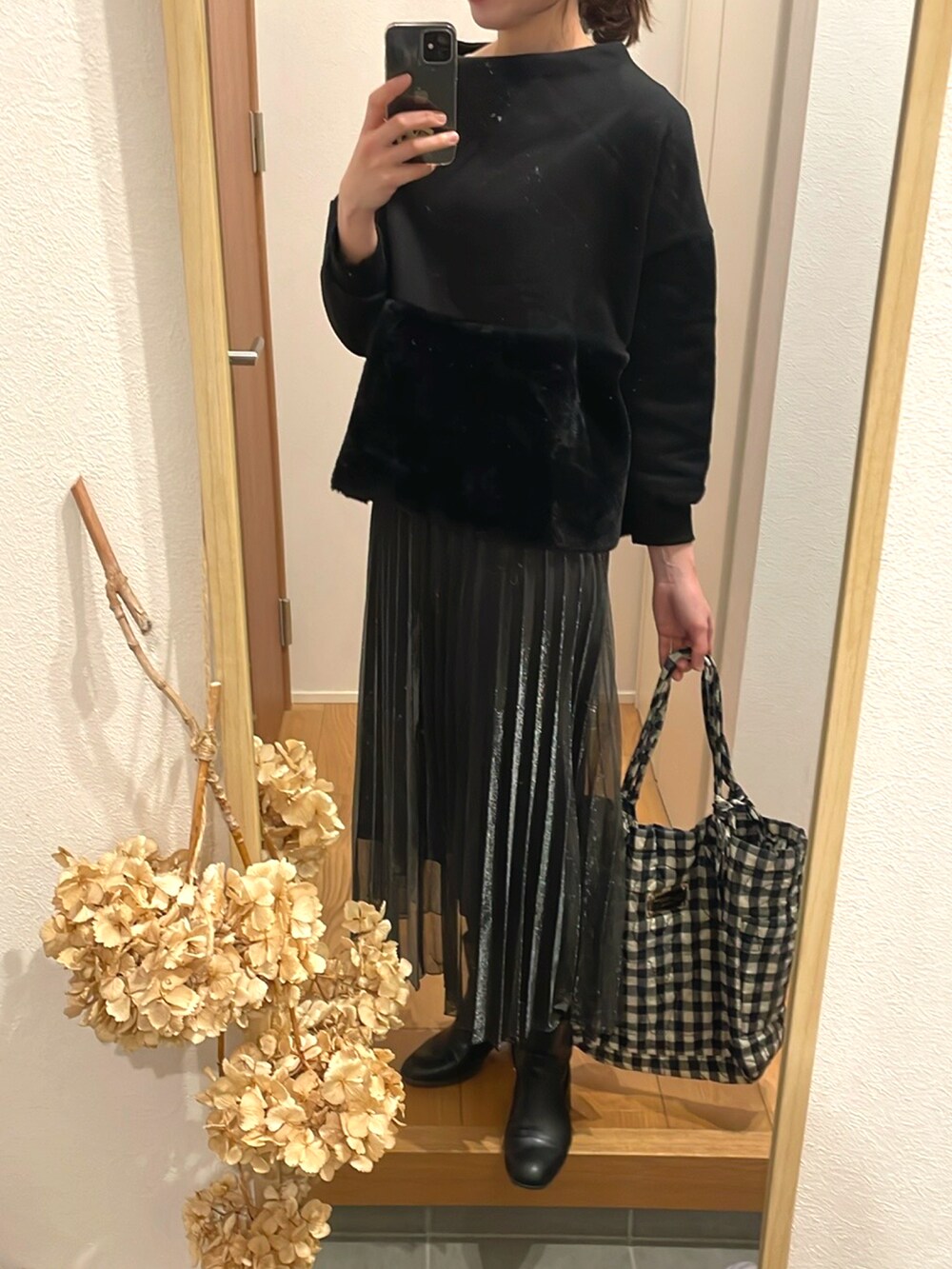 「大人カジュアル、プリーツスカート、プチプラ、ロングスカート、オーバーサイズ、ロングコート、ブラック、ブラックコーデ、チエック、トートバッグ、ギンガムチェック、高身長女子、高身長コーデ」｜「myuの胸下切り替えファートップス（スウェット、ブラック系）」を使った、KENIIさん（レディース・167cm）の冬コーディネートの4枚目の写真