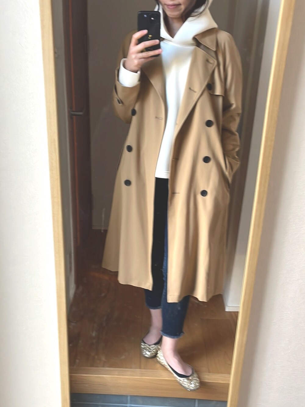 「リラックススタイル、カジュアルコーデ、プチプラ、オトナカジュアル、大人女子、春アウター、メガネ女子、パーカー、デニムパンツ、ママコーデ」｜「ORiental TRafficの春夏★グリッターバレエシューズ★6340（バレエシューズ、ゴールド系）」を使った、KENIIさん（レディース・167cm）の春コーディネートの2枚目の写真