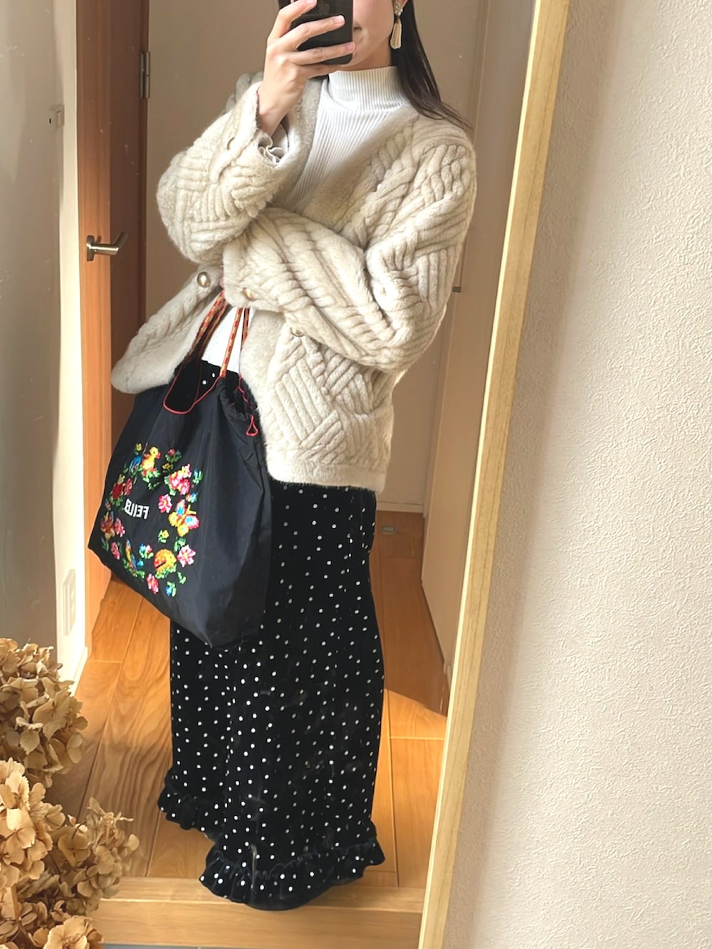 「大人可愛い、キレイめコーデ、きれいめカジュアル、ドットパンツ、ベロアパンツ、ハンドメイドピアス、高身長女子、高身長コーデ、タートルネック、女子会コーデ」｜「Freneのアイテム（ジャケット/アウター、ベージュ系）」を使った、KENIIさん（レディース・167cm）の冬コーディネートの4枚目の写真
