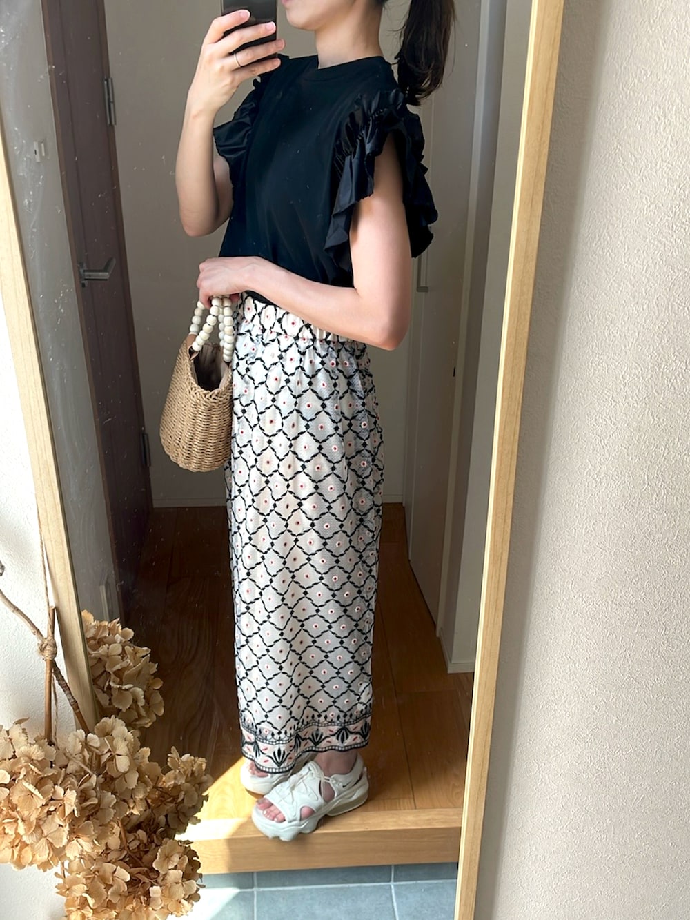 「きれいめカジュアル、ロングスカート、厚底サンダル、かごバッグ、夏服、スポーツミックス、高身長女子、高身長コーデ、タイトスカート、柄スカート、レース、チュールスカート」｜「Myuのアイテム（Tシャツ/カットソー、ブラック系）」を使った、KENIIさん（レディース・167cm）の夏コーディネートの3枚目の写真