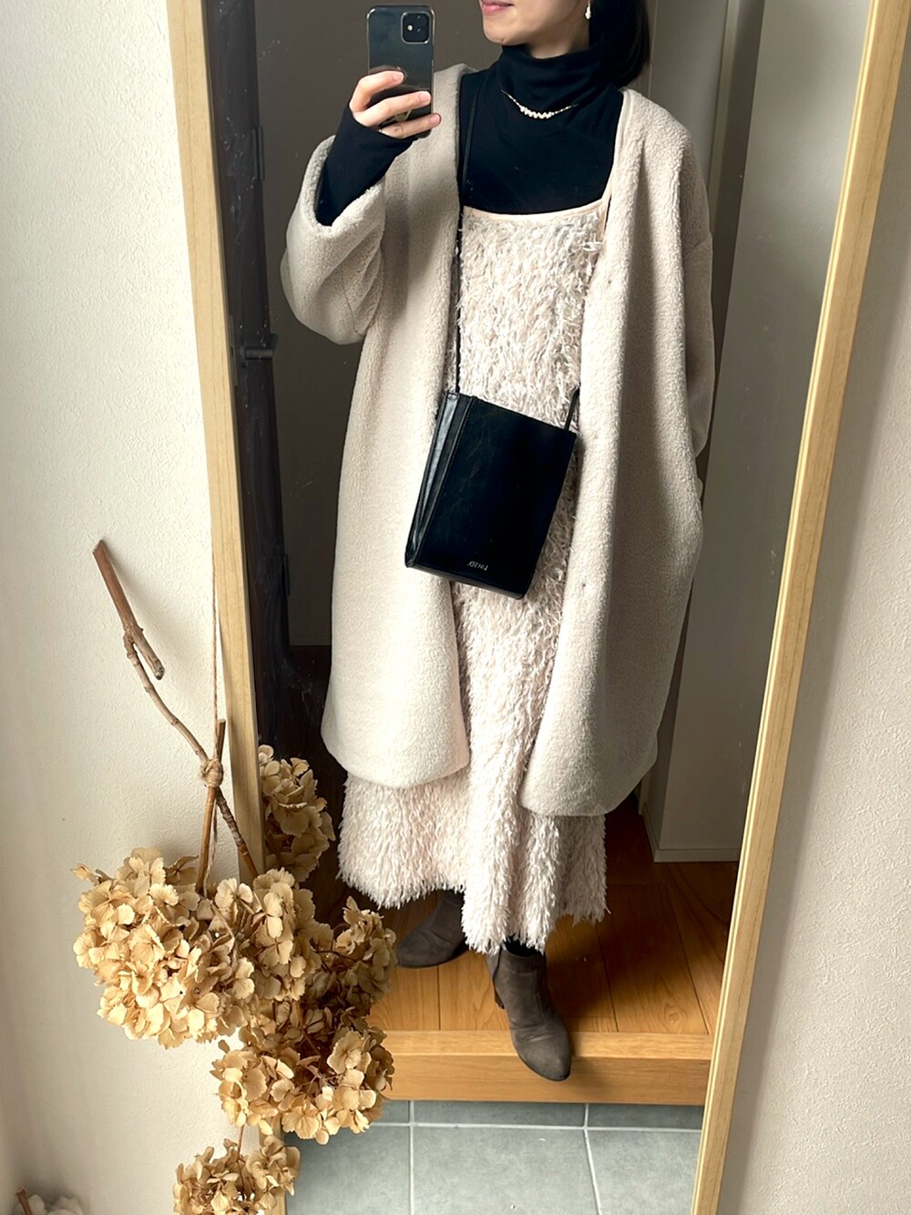 「春ファッション、きれいめカジュアル、フリンジワンピース、フェザー、レイヤードスタイル、着回しコーデ、オーバーサイズ、ロングワンピース、淡色コーデ、高身長女子、高身長コーデ」｜「GUのボアガウンコート（ノーカラージャケット、ベージュ系）」を使った、KENIIさん（レディース・167cm）の春コーディネートの3枚目の写真