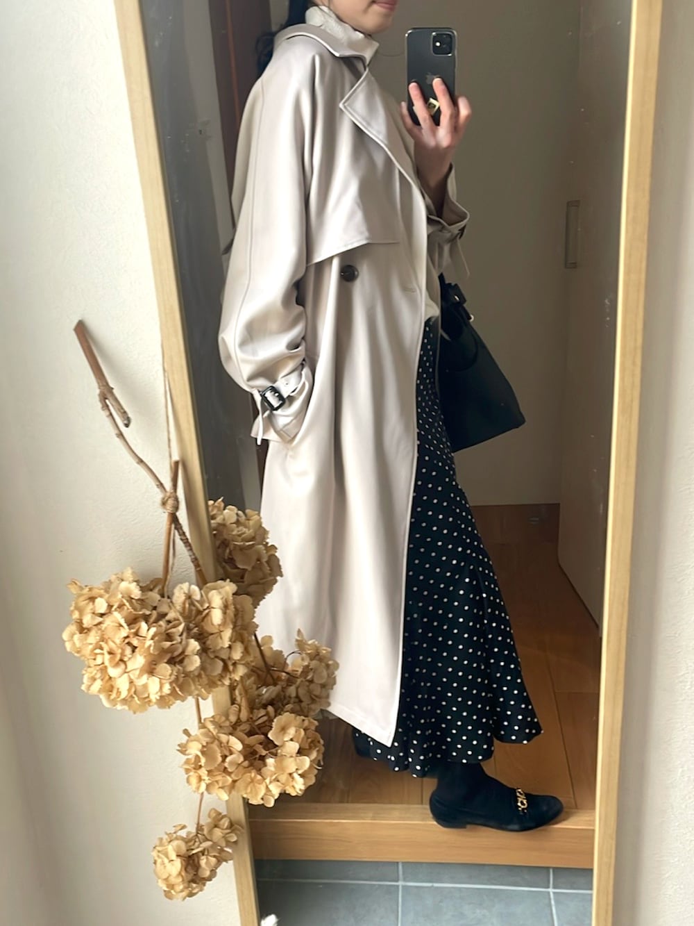 「春服コーデ、トレンチコート、ドットスカート、マーメイドスカート、プチプラ、高身長、高身長女子、ローファー、タートルネック、バックプリーツトレンチコート」｜「LANVIN en Bleuのジュール トートバッグ（トートバッグ、ブラック系）」を使った、KENIIさん（レディース・167cm）の春コーディネートの2枚目の写真