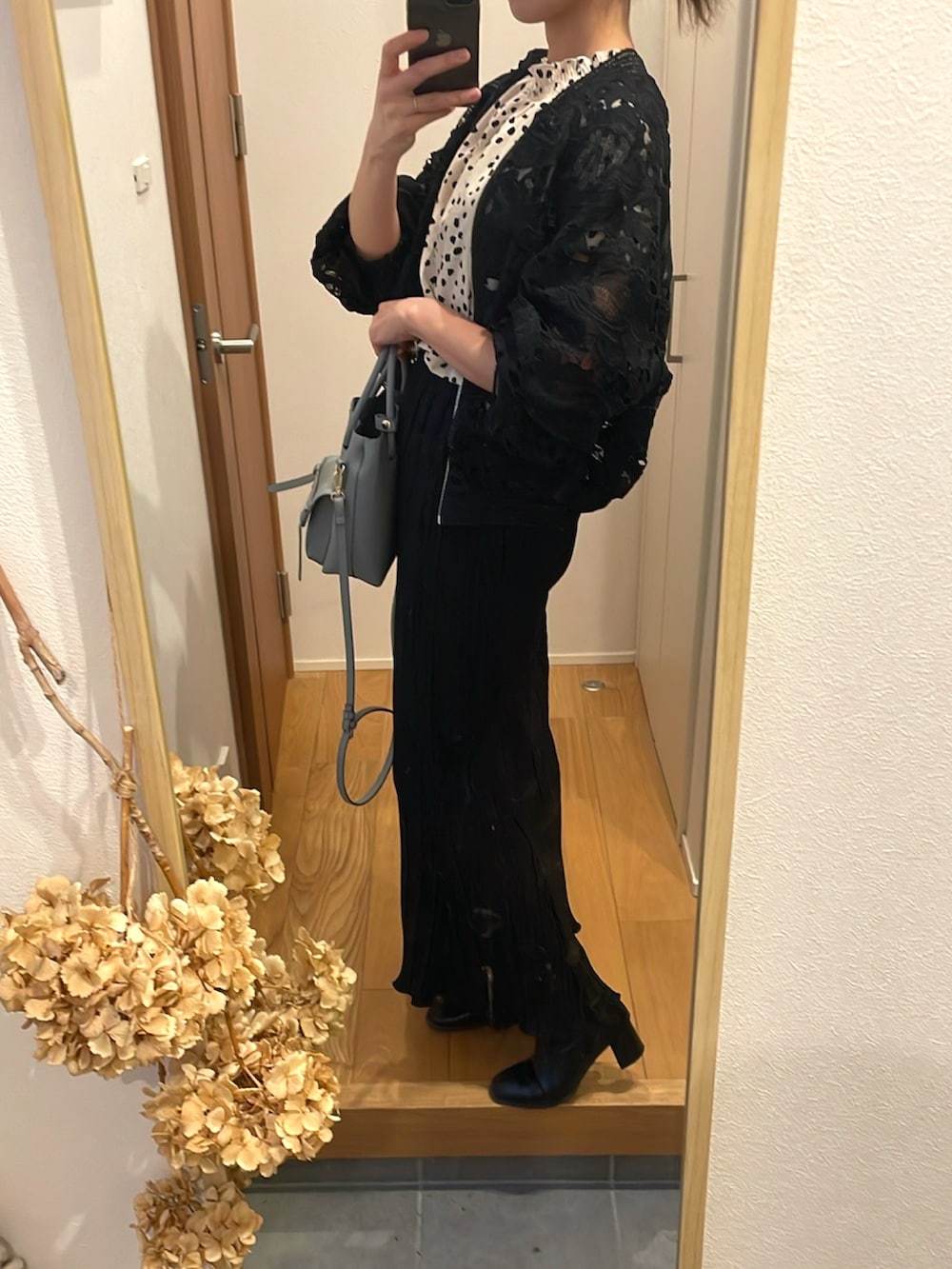 「秋っぽコーデ更新中、モノトーン、モノトーンコーデ、ダルメシアン柄、プリーツスカート、ロングスカート、ショートブーツ、レースブルゾン、レース、高身長女子、高身長コーデ」｜「Lumierのアイテム（ブルゾン、ブラック系）」を使った、KENIIさん（レディース・167cm）の秋コーディネートの3枚目の写真