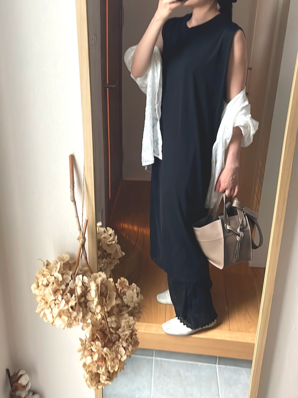 「初夏コーデ、このスタイルがお気に入り、高身長女子、高身長コーデ、キレイめコーデ、きれいめカジュアル、レイヤードスタイル、レースパンツ、ブラック×ホワイト、ホワイト×ブラック、シアーシャツ」｜「しまむらの523-2801（ワンピース/ドレス、ブラック系）」を使った、KENIIさん（レディース・167cm）の夏コーディネートの3枚目の写真