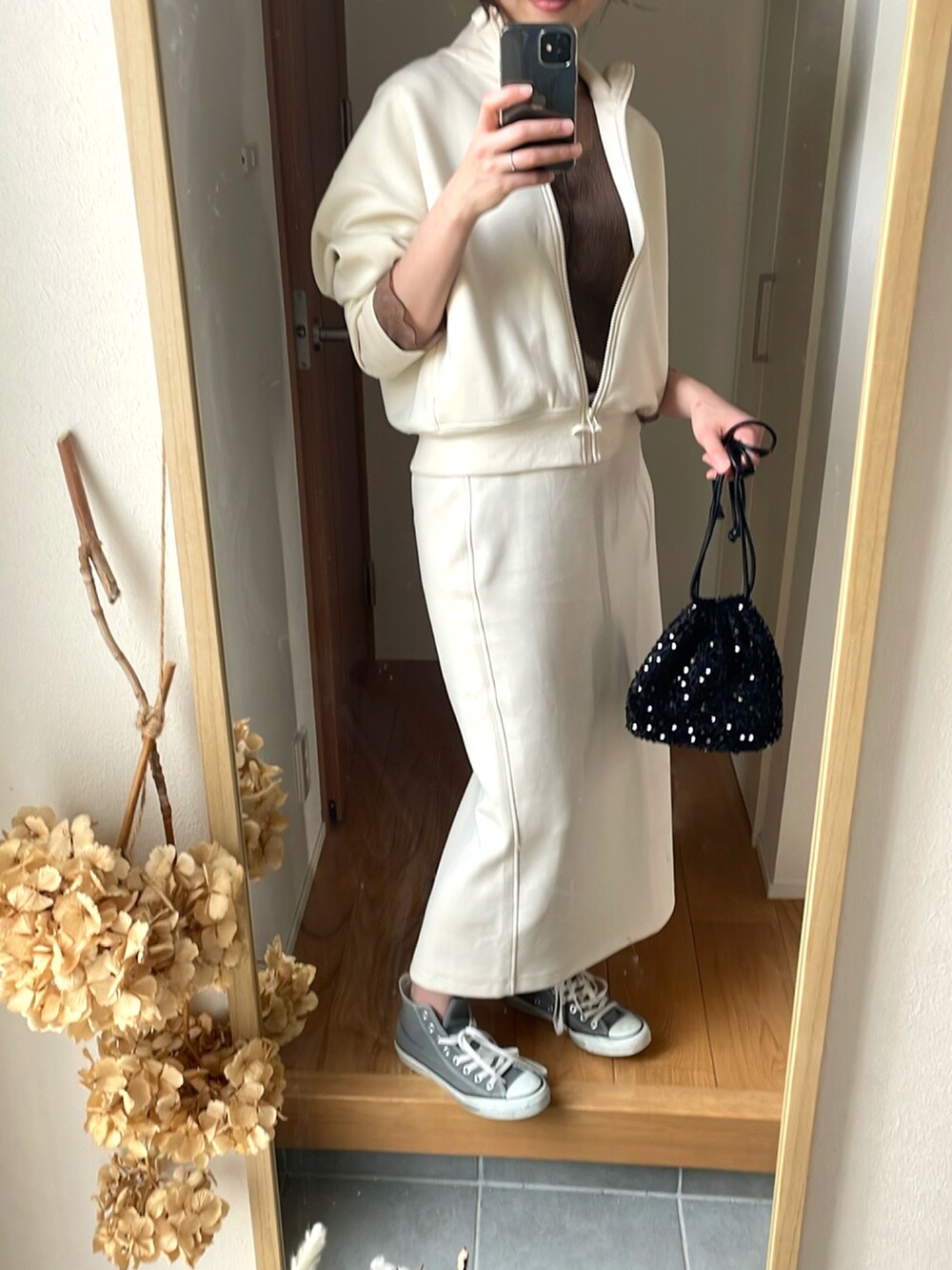 ブラック系のバッグ、ホワイト系のジャケット/アウター、ホワイト系のスカートを着用したレディースの春コーディネートの3枚目の写真