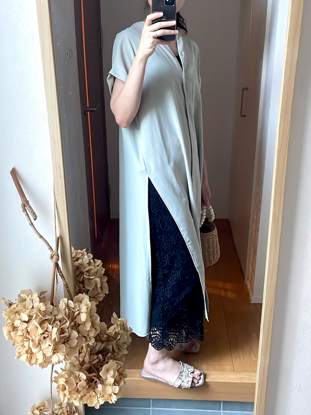 「きれいめカジュアル、レイヤードスタイル、高身長女子、高身長コーデ、着回しコーデ、オーバーサイズ、ロングワンピース、レーススカート」｜「esicaのアイテム（かごバッグ、ベージュ系）」を使った、KENIIさん（レディース・167cm）の夏コーディネートの3枚目の写真
