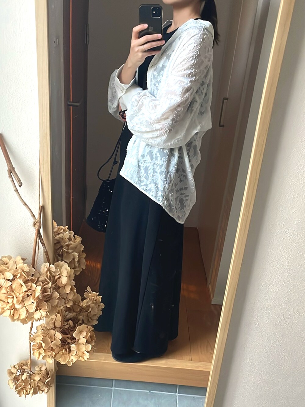 「秋服準備はじめました、レイヤードスタイル、ロングワンピース、キレイめコーデ、きれいめカジュアル、ビッグシルエット、高身長コーデ、高身長女子、モノトーンコーデ、プチプラコーデ、ラクチンコーデ、シャツコーデ、シースルートップス」｜「coca（coca）のアイテム（ワンピース、ブラック系）」を使った、KENIIさん（レディース・167cm）の秋コーディネートの2枚目の写真