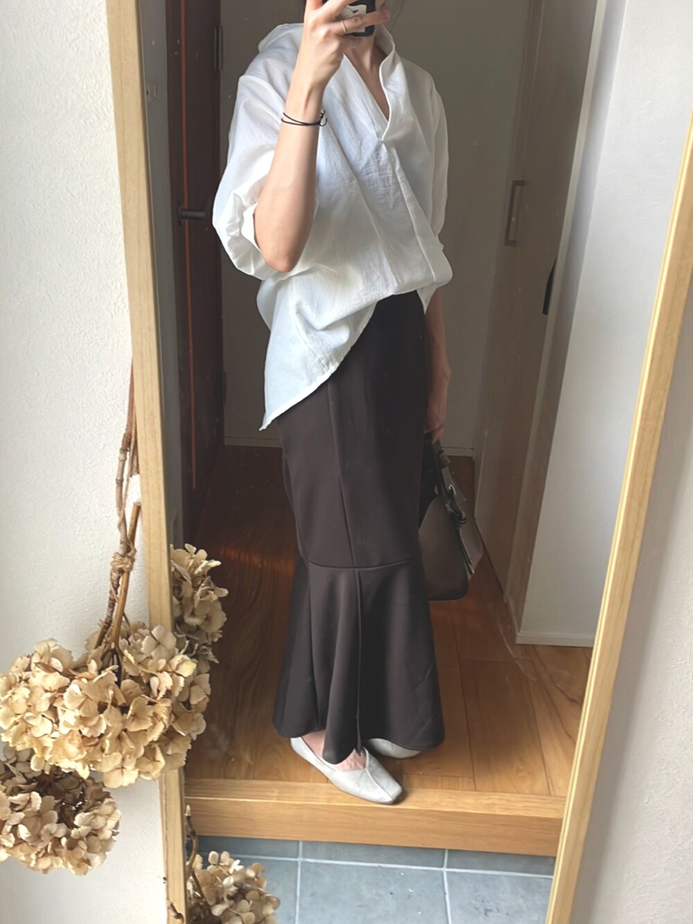 ホワイト系のシャツ/ブラウス、ベージュ系のショルダーバッグ、ホワイト系のシューズを着用したレディースの秋コーディネートの2枚目の写真