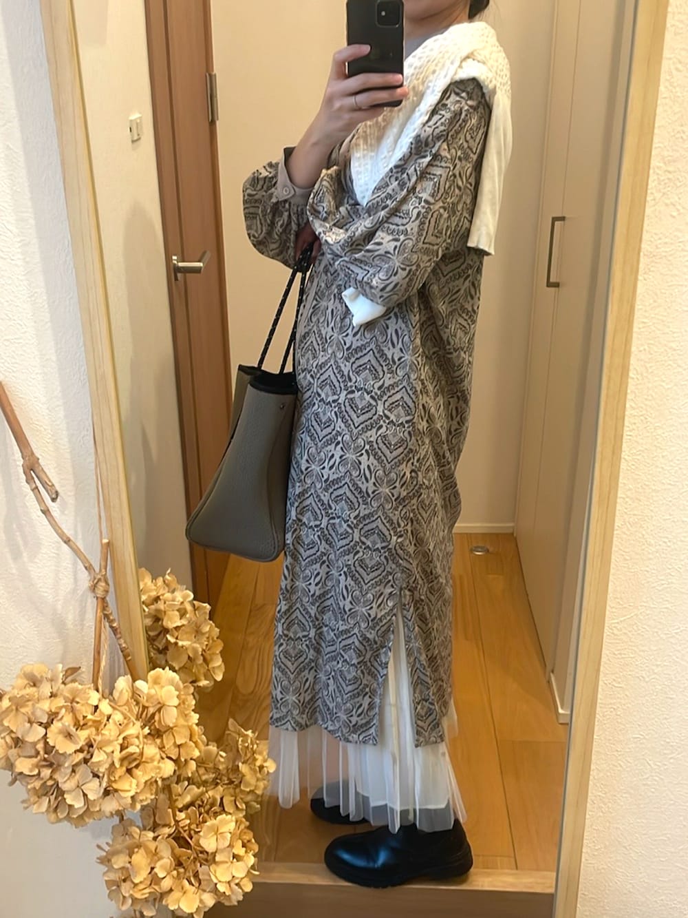 「淡色コーデ、柄ワンピース、高身長女子、高身長コーデ、秋服コーデ、オトナカワイイ、秋色、プチプラ、ニットカーディガン、トートバッグ、レイヤードスタイル」｜「しまむらのアイテム（ワンピース/ドレス、ベージュ系）」を使った、KENIIさん（レディース・167cm）の秋コーディネートの2枚目の写真