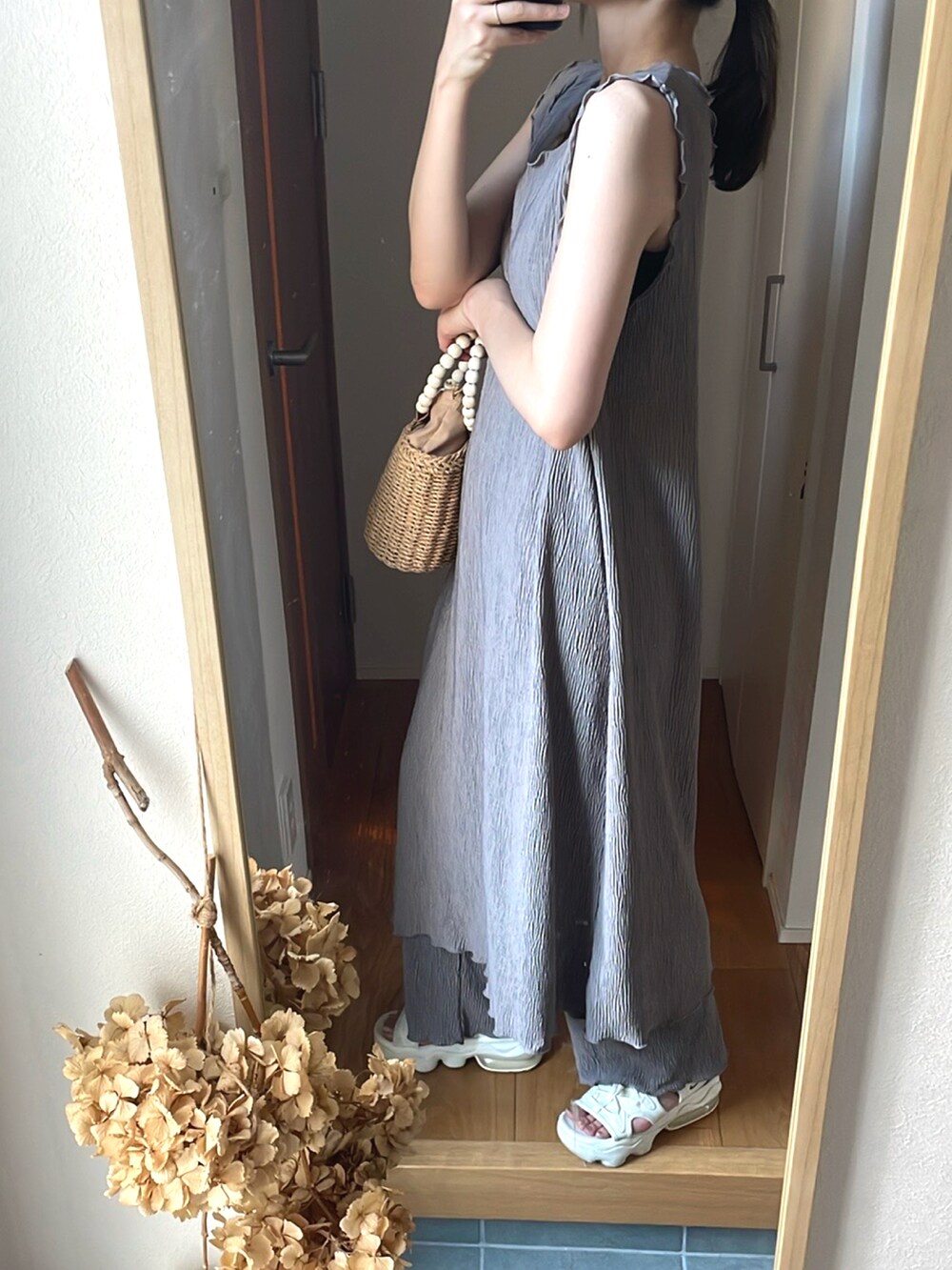 「きれいめカジュアル、セットアップ、ロングワンピース、夏コーデ、ノースリーブ、高身長女子、高身長コーデ、かごバッグ、厚底サンダル」｜「しまむらのアイテム（ワンピース、グレー系）」を使った、KENIIさん（レディース・167cm）の夏コーディネートの2枚目の写真