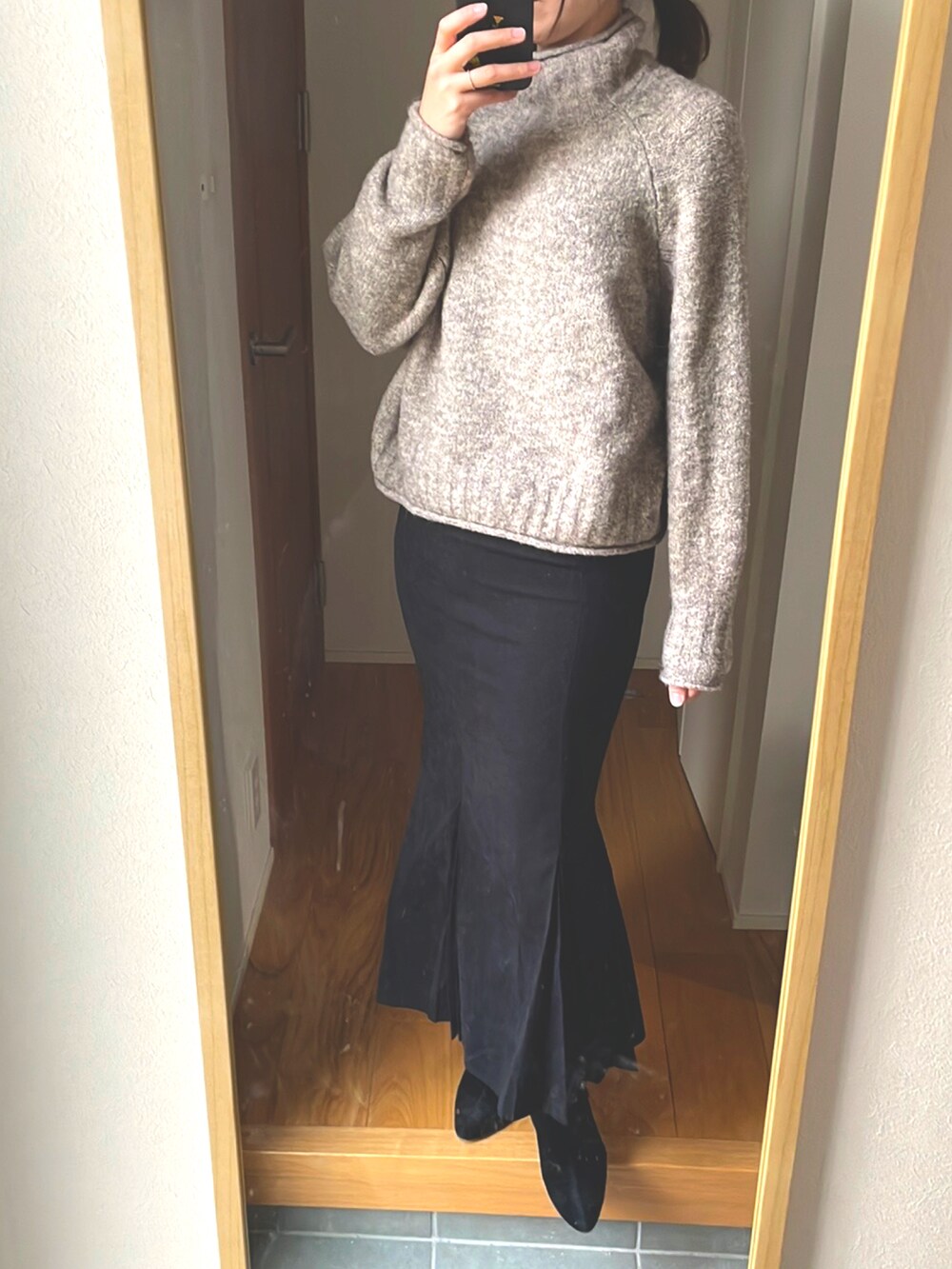 「大人女子、ニットコーデ、タートルネック、マーメイドスカート、モード、ブラック×ブラウン、ビッグシルエット、ショートブーツ、エマテイラー、高身長女子」｜「Emma Taylorのオーバーサイズチェスターコート（チェスターコート、ブラック系）」を使った、KENIIさん（レディース・167cm）の冬コーディネートの2枚目の写真