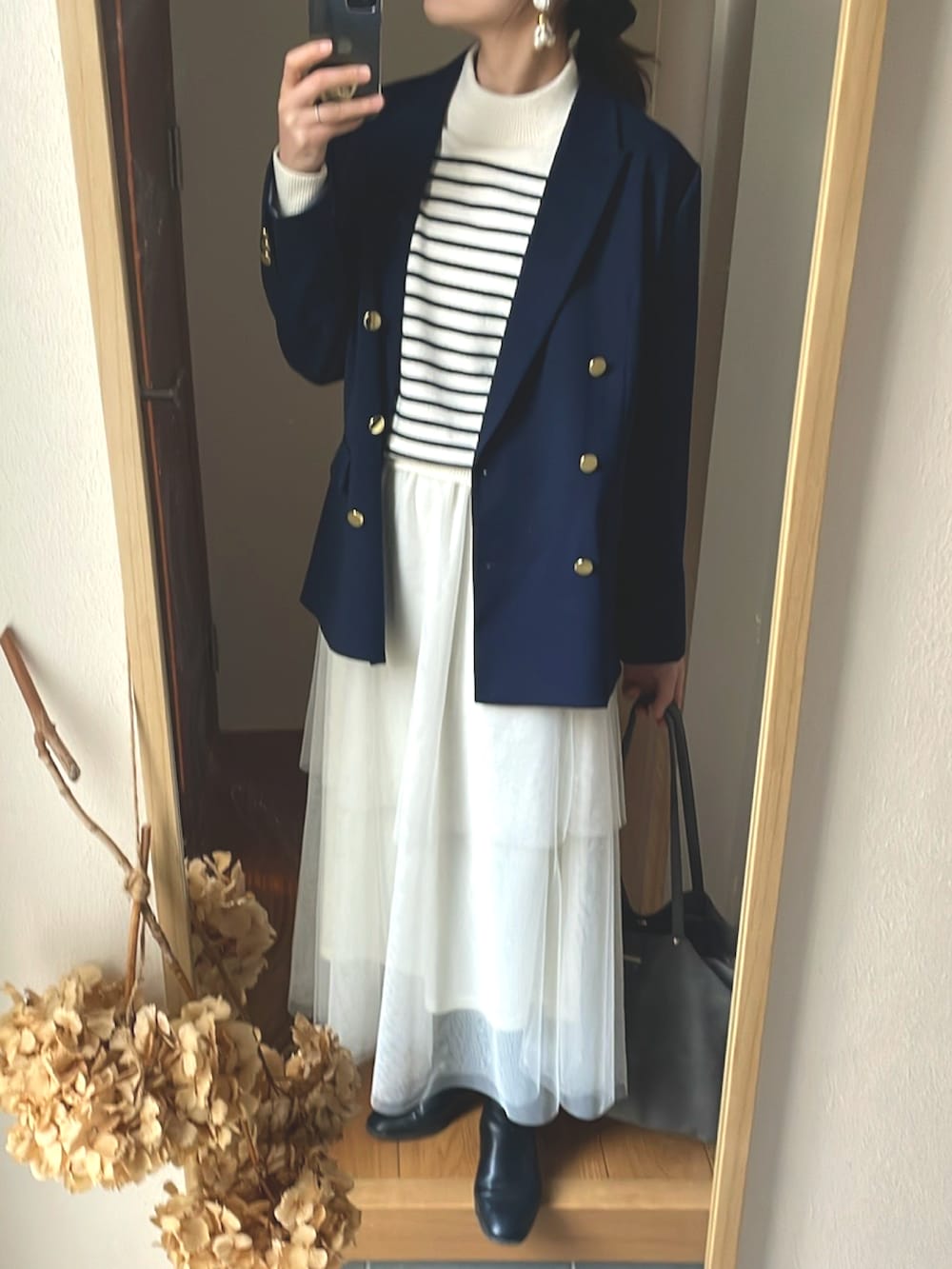「春色、春服コーデ、ジャケット、シフォンスカート、ネイビー×ホワイト、ボーダー、大人かわいい、きれいめカジュアル、高身長女子、はるコーデ、春先取り、高身長コーデ」｜「Another Editionのアイテム（ニット/セーター、ホワイト系）」を使った、KENIIさん（レディース・167cm）の春コーディネートの3枚目の写真