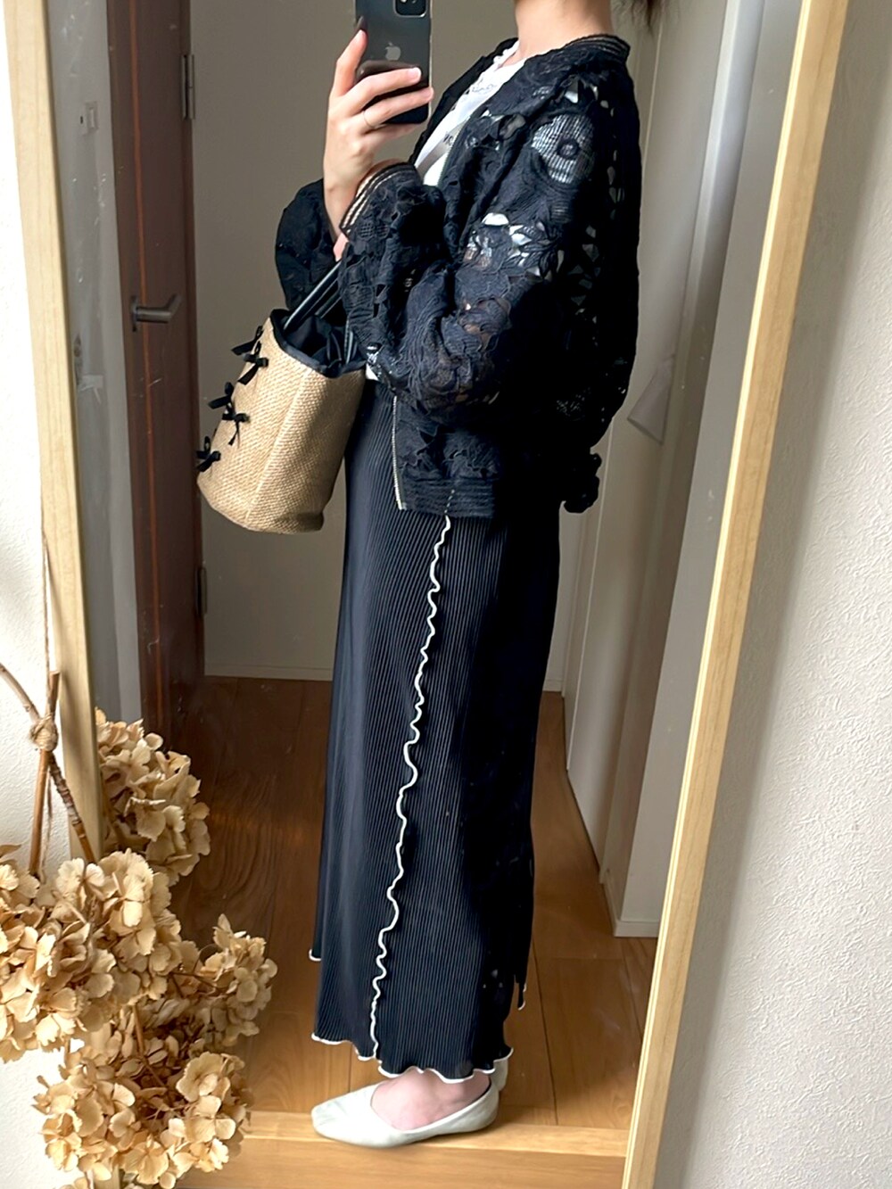 「きれいめカジュアル、モノトーンコーデ、モノトーン、着回しコーデ、高身長女子、高身長コーデ、レースブルゾン、ロングスカート、ロゴT、かごバッグ」｜「ZARAのアイテム（Tシャツ/カットソー、ホワイト系）」を使った、KENIIさん（レディース・167cm）の春コーディネートの3枚目の写真