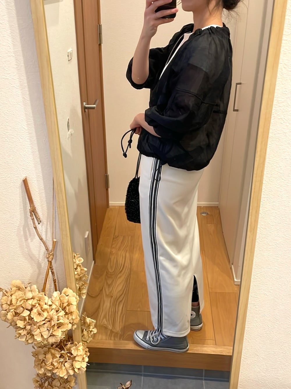 「春ファッション、オトナ女子、モノトーン、キレイめカジュアル、高身長女子、ロングスカート、キレイめ、ラフコーデ、スポーツミックス、高身長コーデ」｜「aristellaのアイテム（バッグ、ブラック系）」を使った、KENIIさん（レディース・167cm）の春コーディネートの3枚目の写真